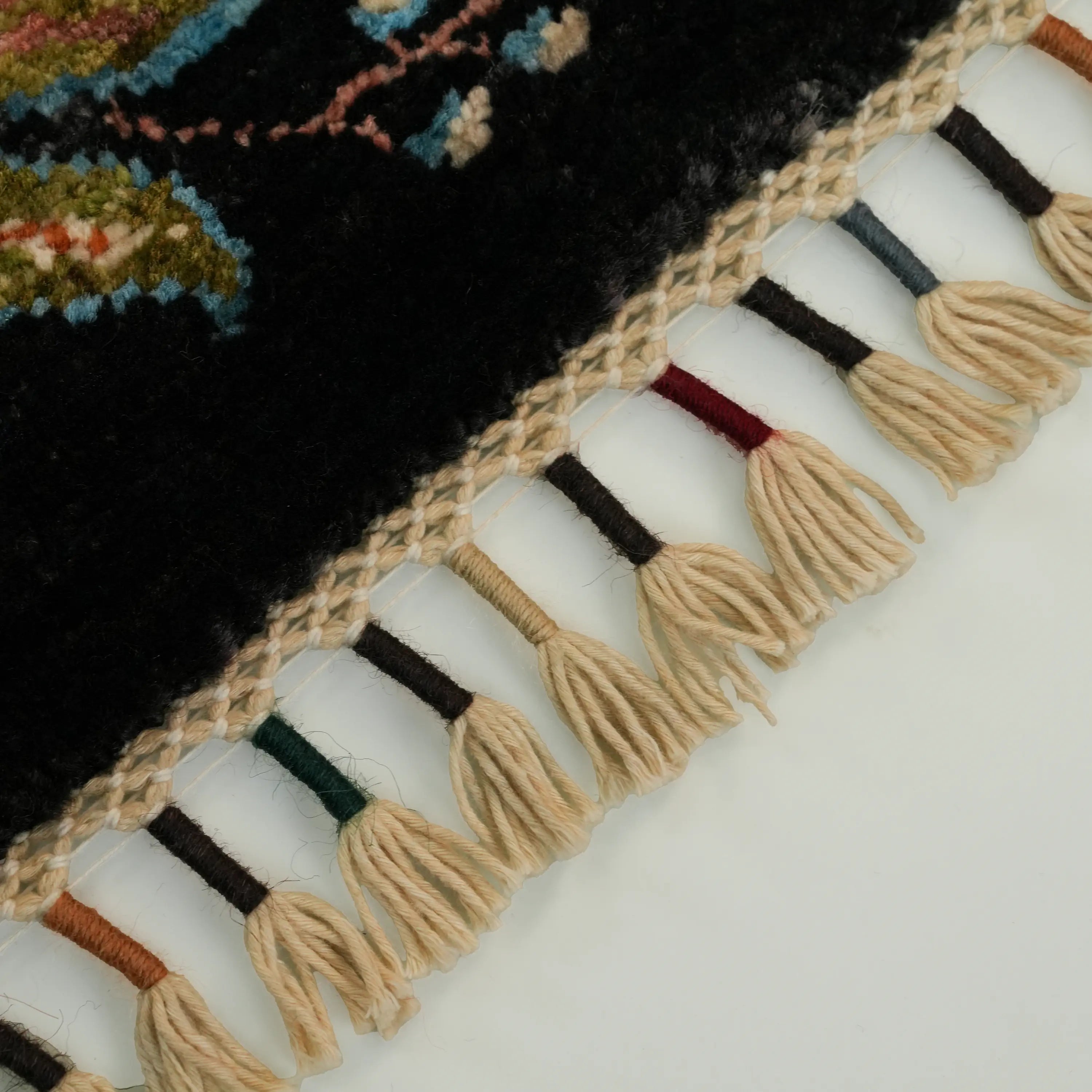 El Dokuma Karabağ Desenli Siyah Yün Halı