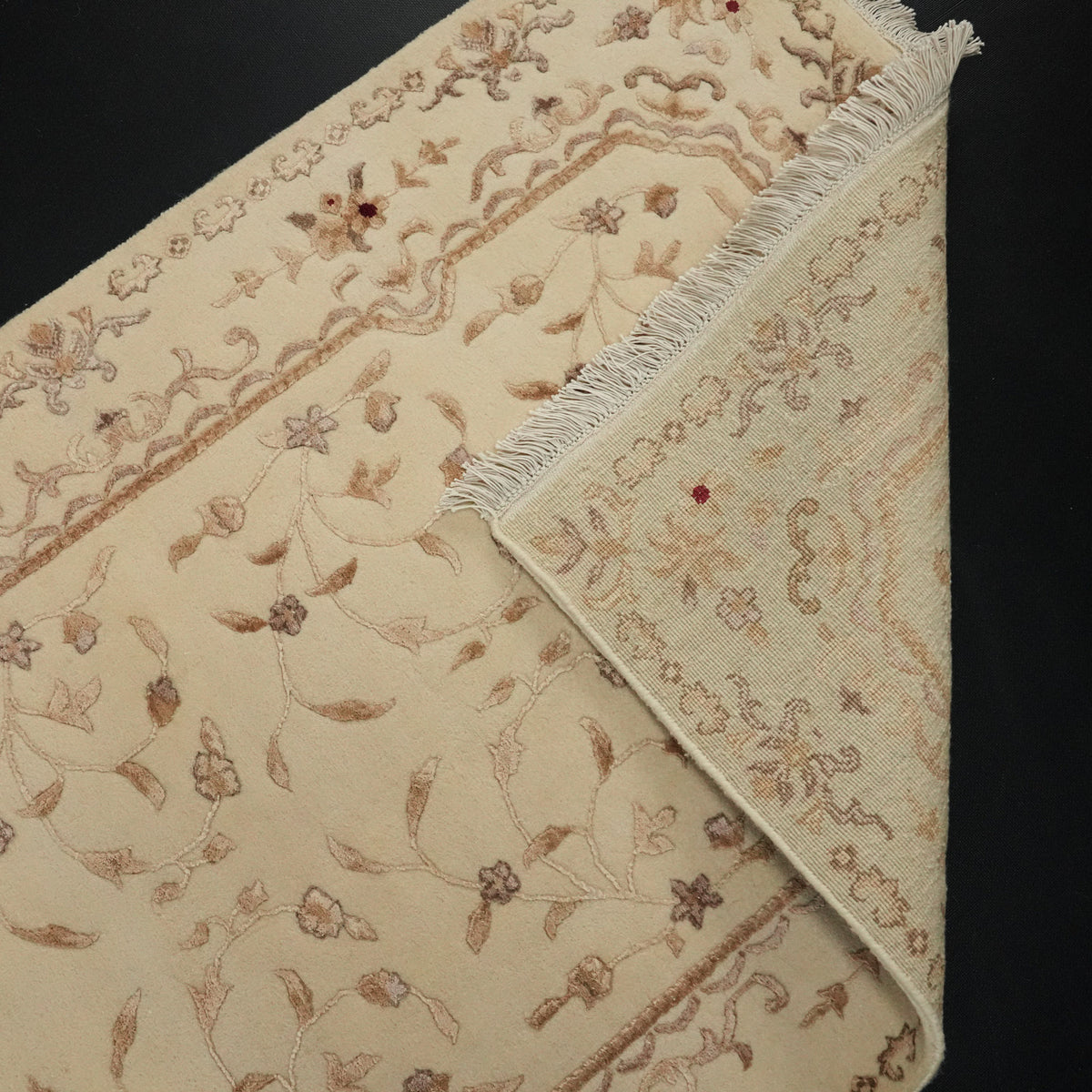 El Dokuma Krem Çiçek Desenli Yün Halı — klasik desen