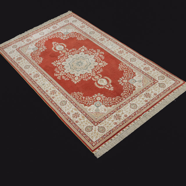 El Dokuma Madalyon Desenli İpekli Kırmızı Halı, 91x152 cm — Halıcızade