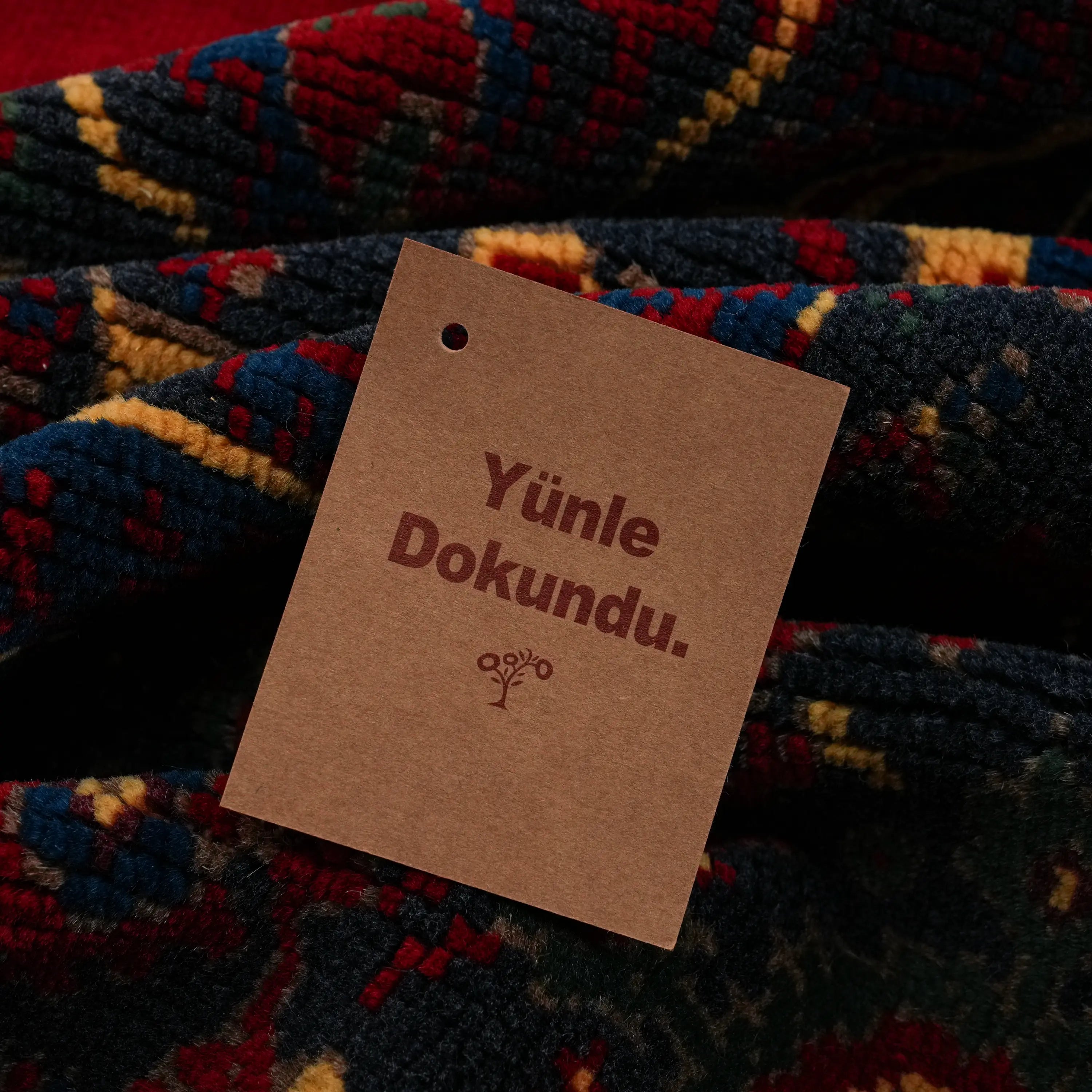 El Dokuma Madalyon Uşak Desenli Özel İmalat Kök Boyalı Yün Halı