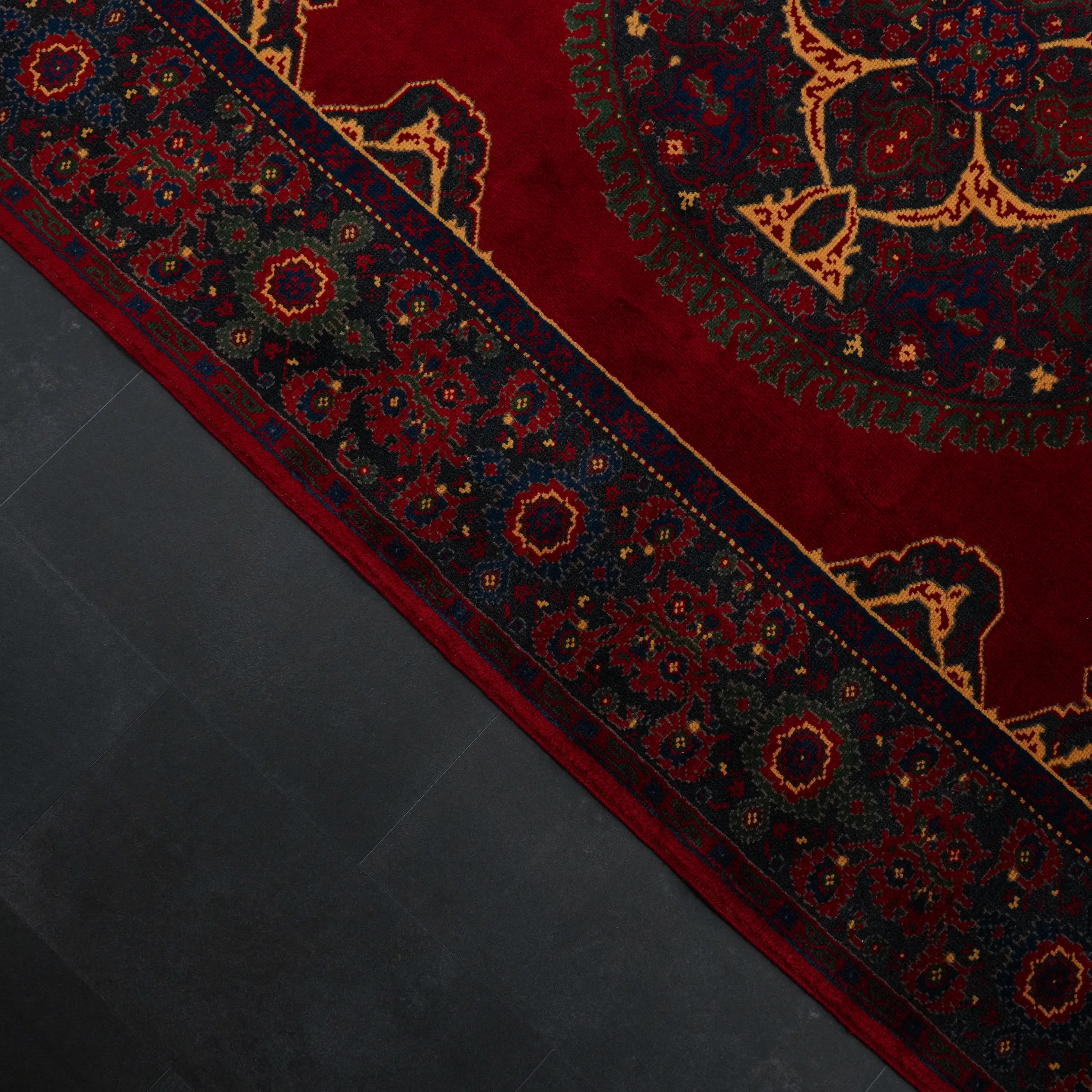 El Dokuma Madalyon Uşak Desenli Özel İmalat Kök Boyalı Yün Halı