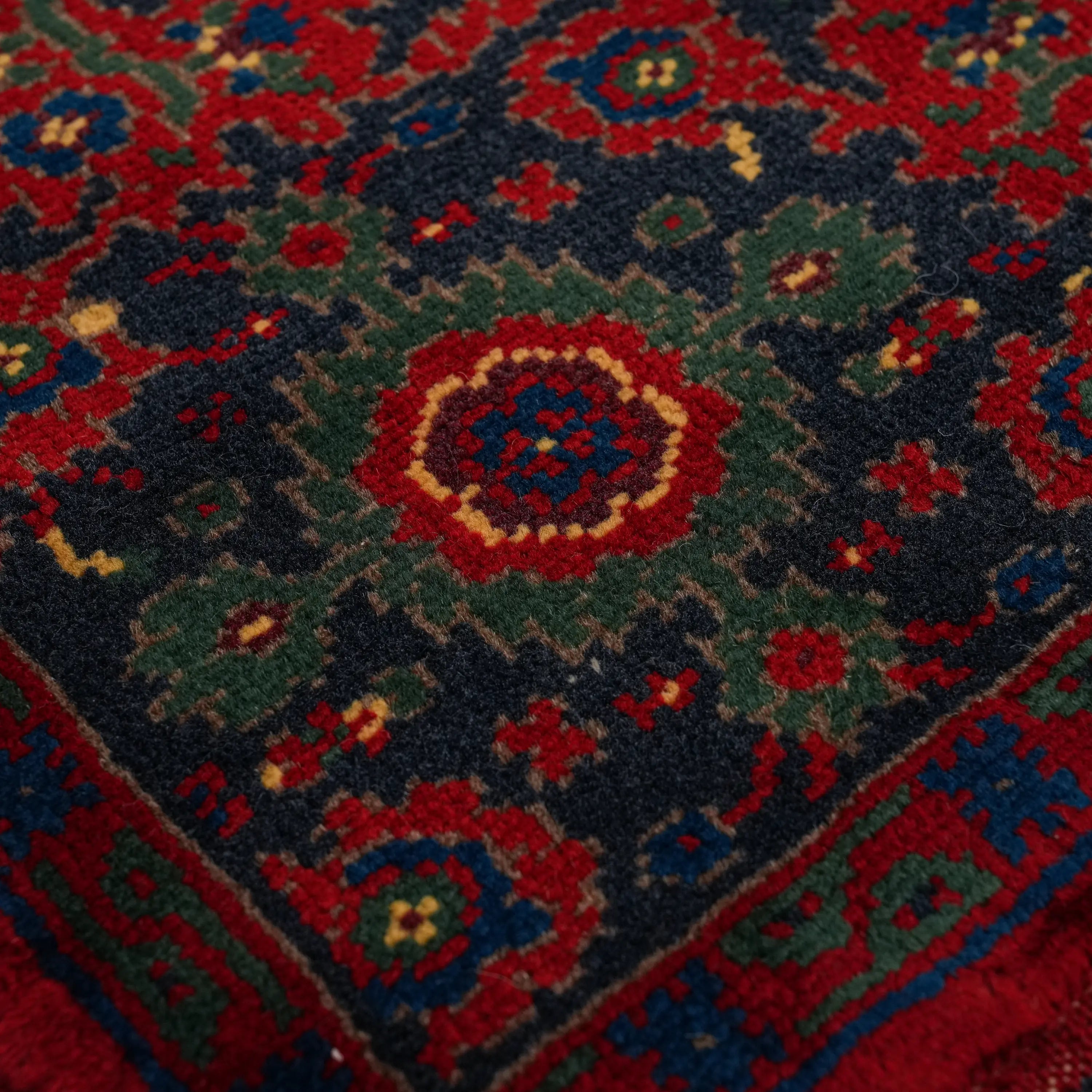 El Dokuma Madalyon Uşak Desenli Özel İmalat Kök Boyalı Yün Halı