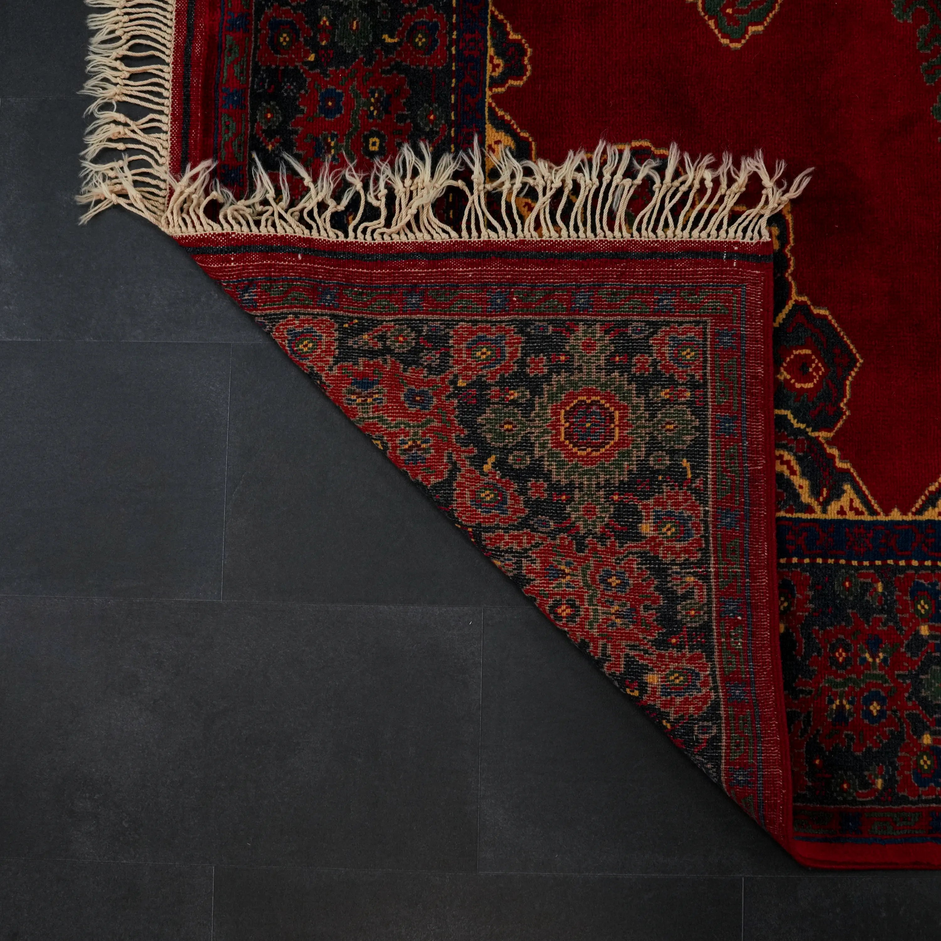 El Dokuma Madalyon Uşak Desenli Özel İmalat Kök Boyalı Yün Halı