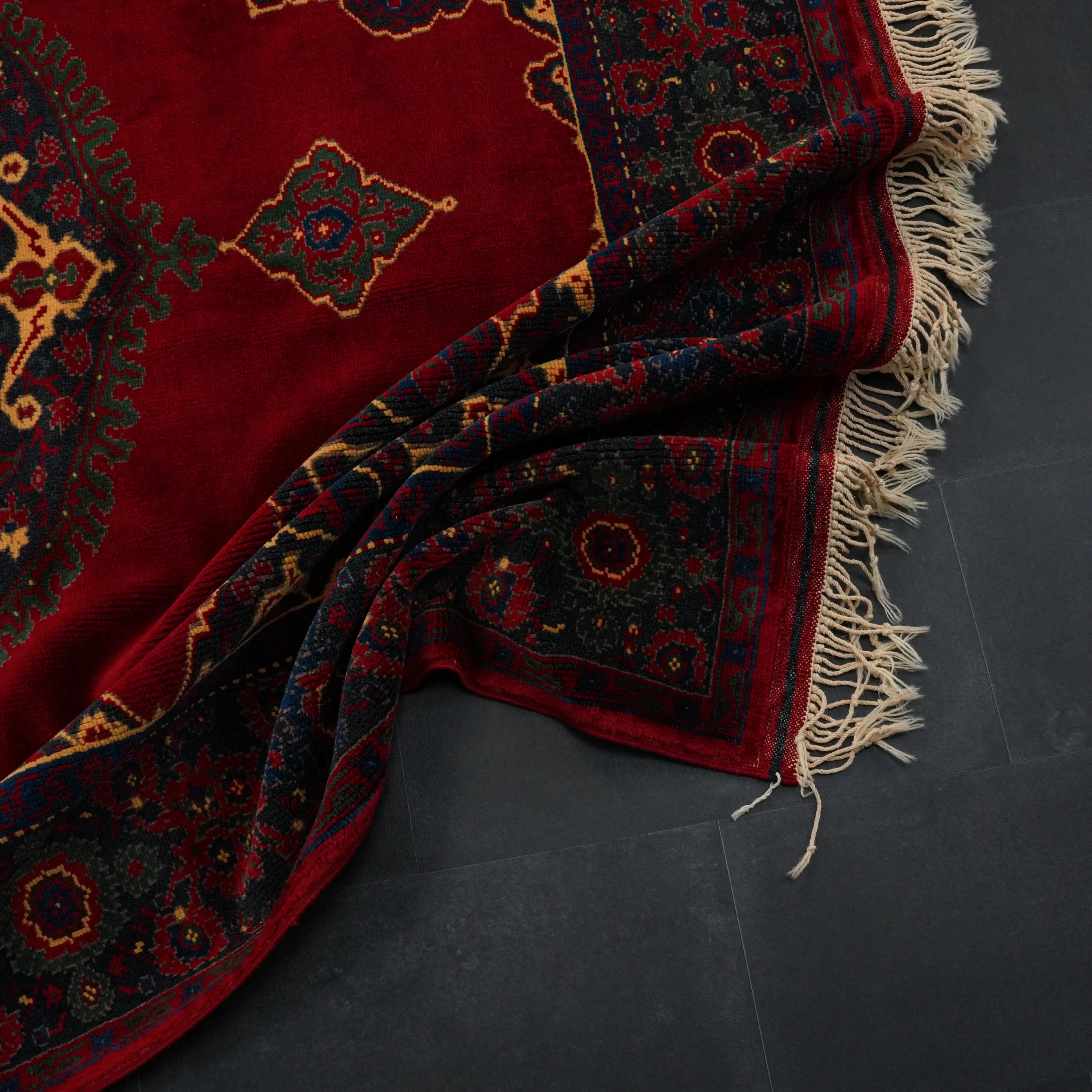 El Dokuma Madalyon Uşak Desenli Özel İmalat Kök Boyalı Yün Halı