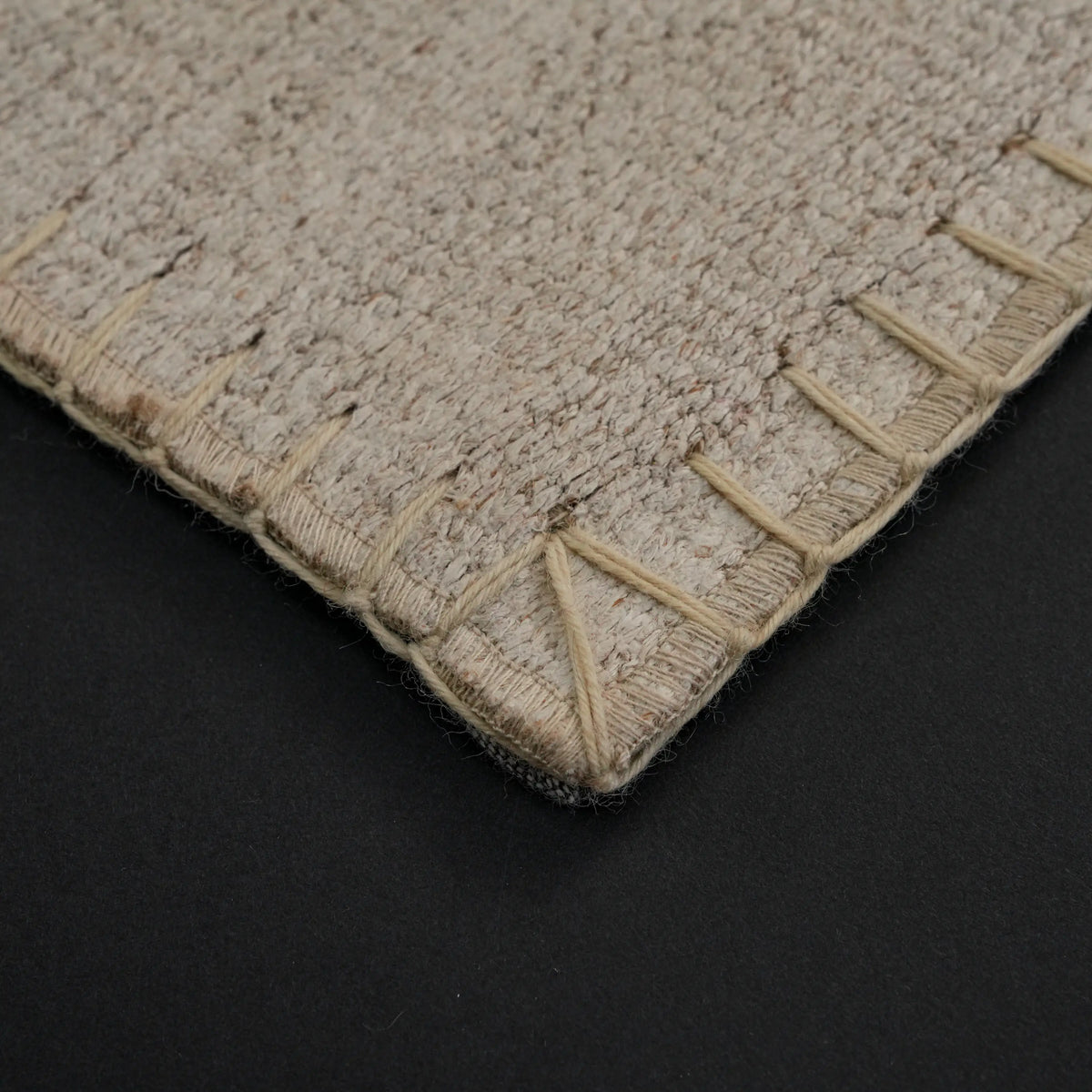 El Dokuma Modern Patchwork Desenli Krem Kendir Halı — 90x150 cm
