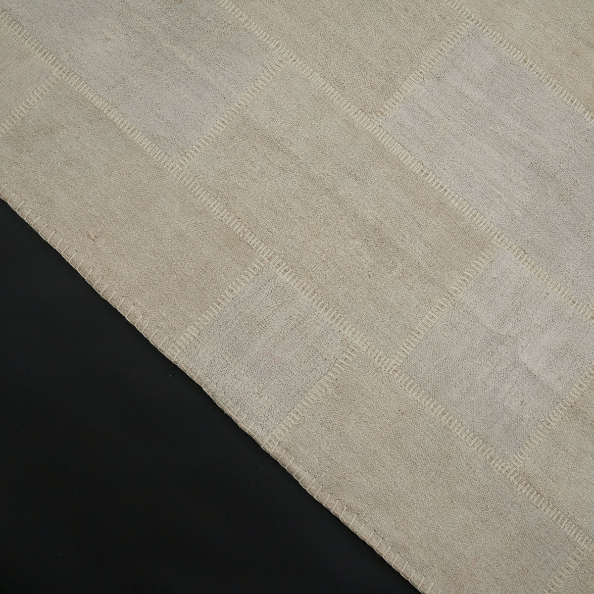 El Dokuma Modern Patchwork Desenli Krem Kendir Halı — yatak odası halısı