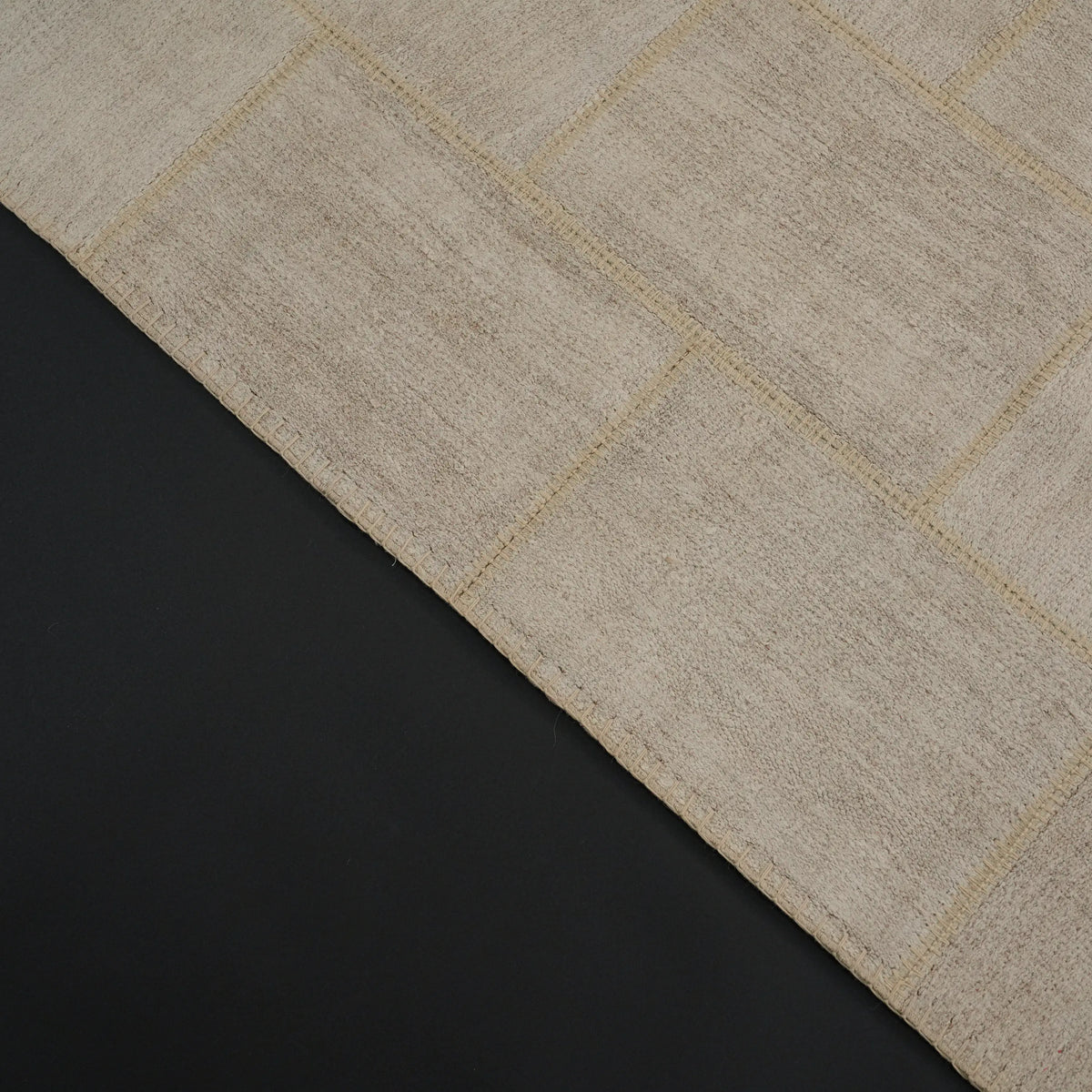 El Dokuma Modern Patchwork Desenli Krem Kendir Halı — doğal elyaf