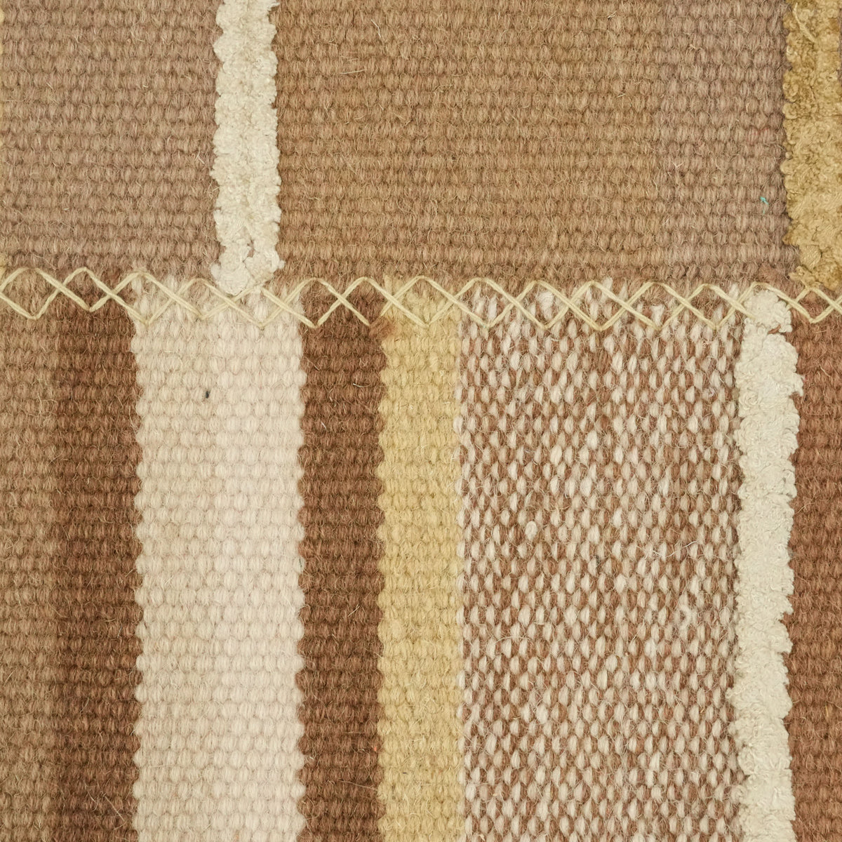 El Dokuma Patchwork Desenli Kahverengi Yün Kilim — modern tasarım