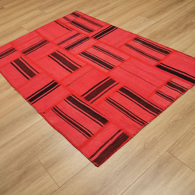 El Dokuma Patchwork Desenli Kırmızı Yün Halı, 113x171 cm — Halıcızade