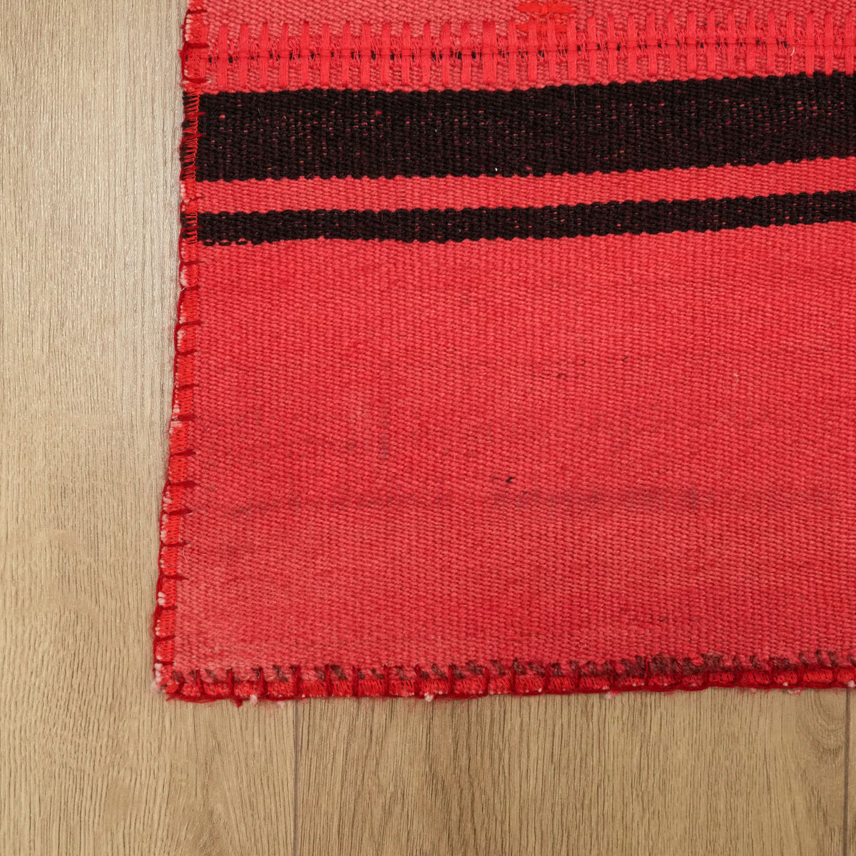 El Dokuma Patchwork Desenli Kırmızı Yün Halı — oturma odası halısı