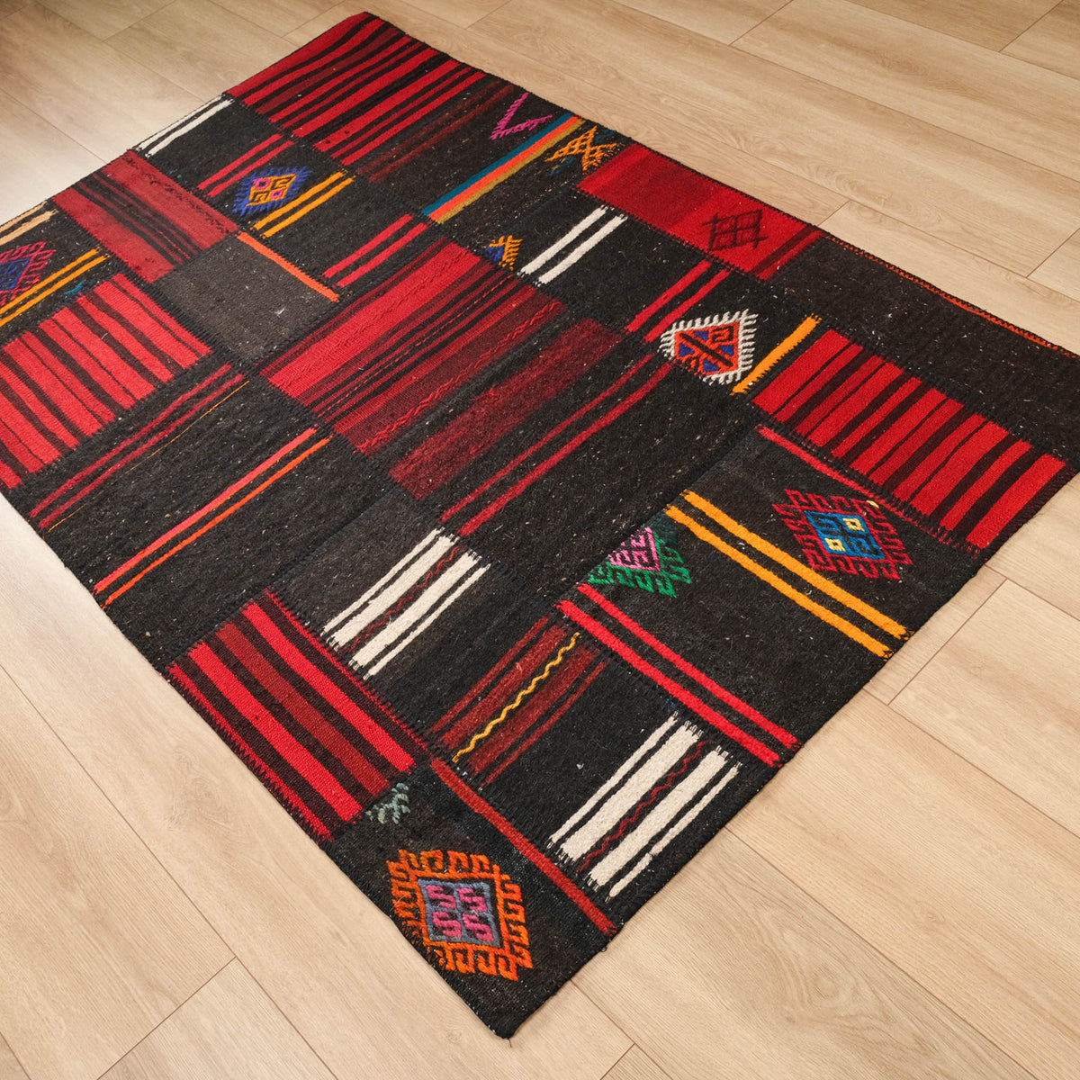 El Dokuma Patchwork Desenli Siyah Halı, 120x180 cm — Halıcızade