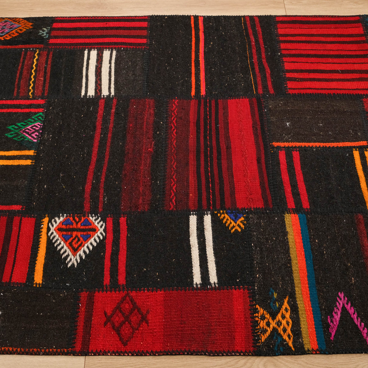 El Dokuma Patchwork Desenli Siyah Halı — etnik desenli