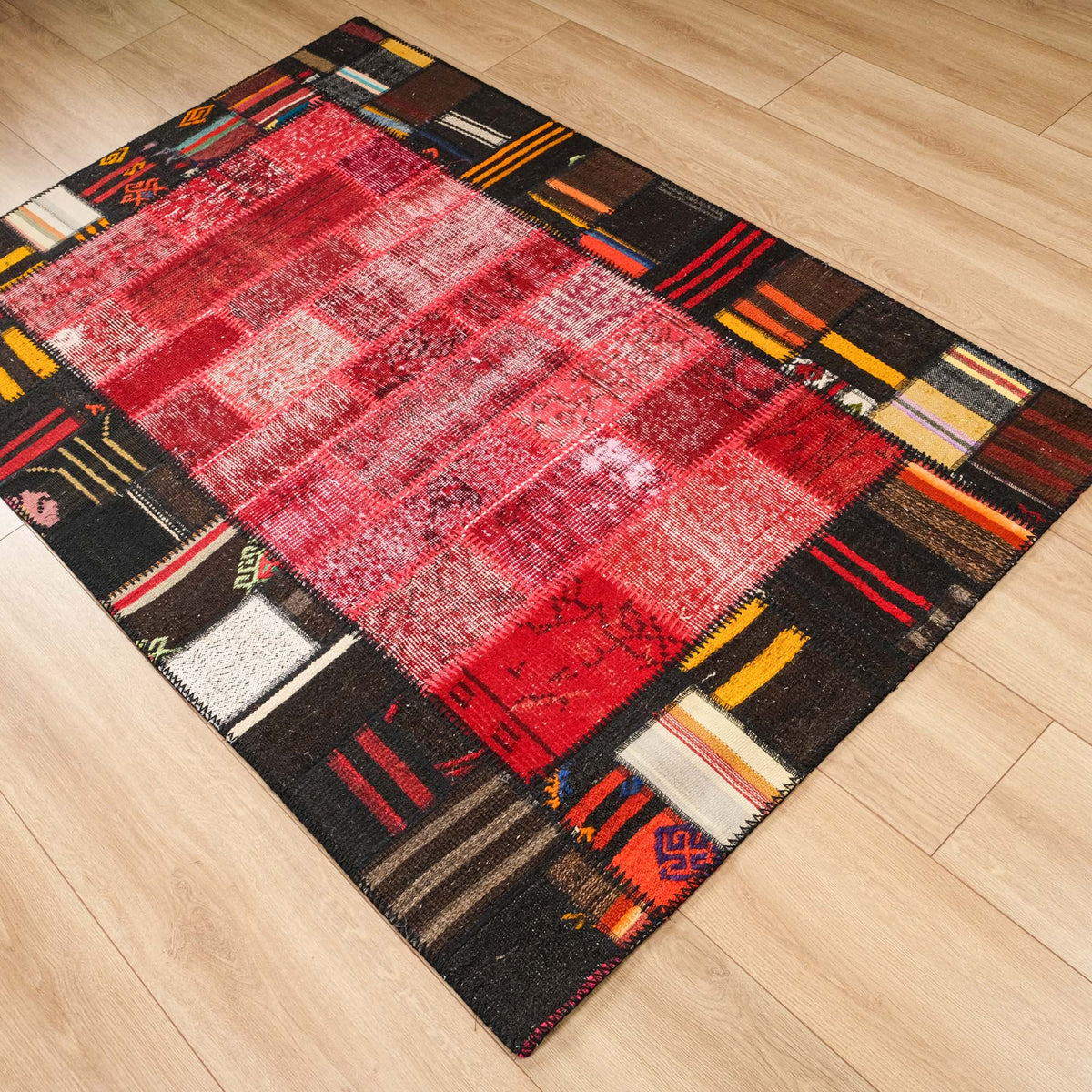 El Dokuma Patchwork Desenli Rengarenk Yün Halı, 120x180 cm — Halıcızade