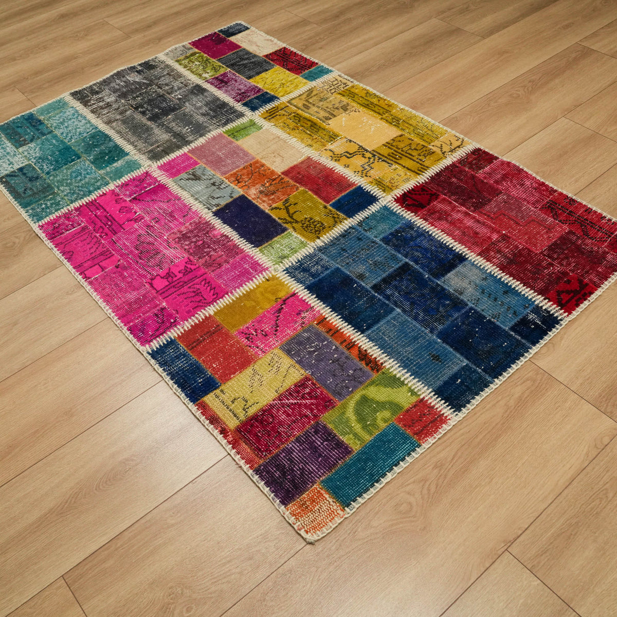 Patchwork desenli el dokuma yün modern halı, rengarenk, 111x170 cm — Halıcızade