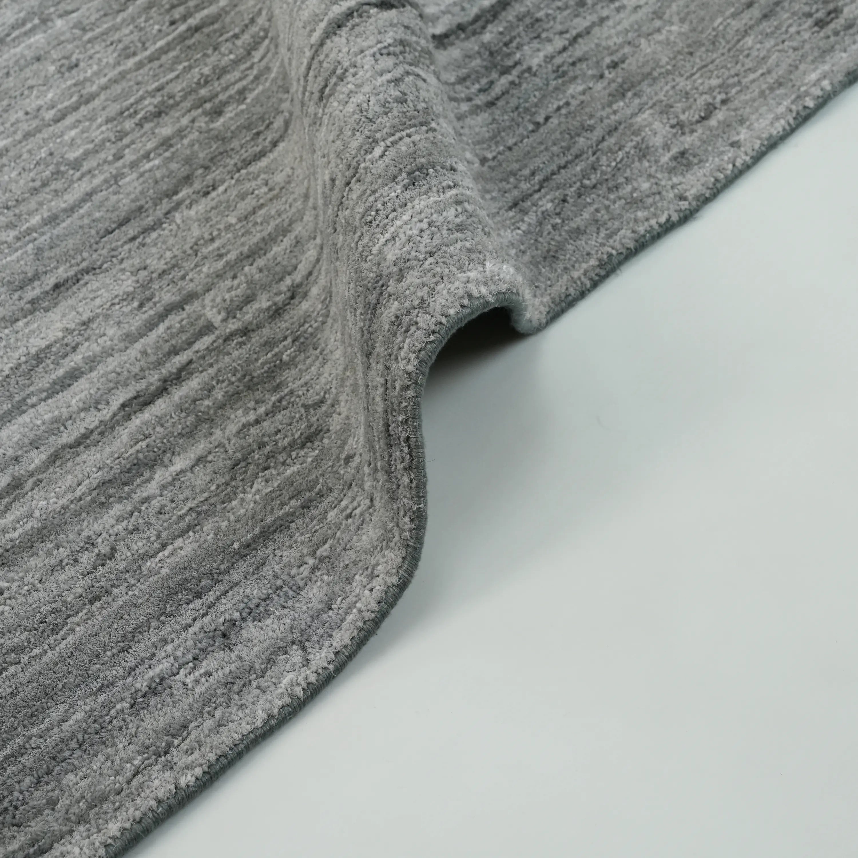 El Dokuma Sade Desenli Antrasit Viskon Halı