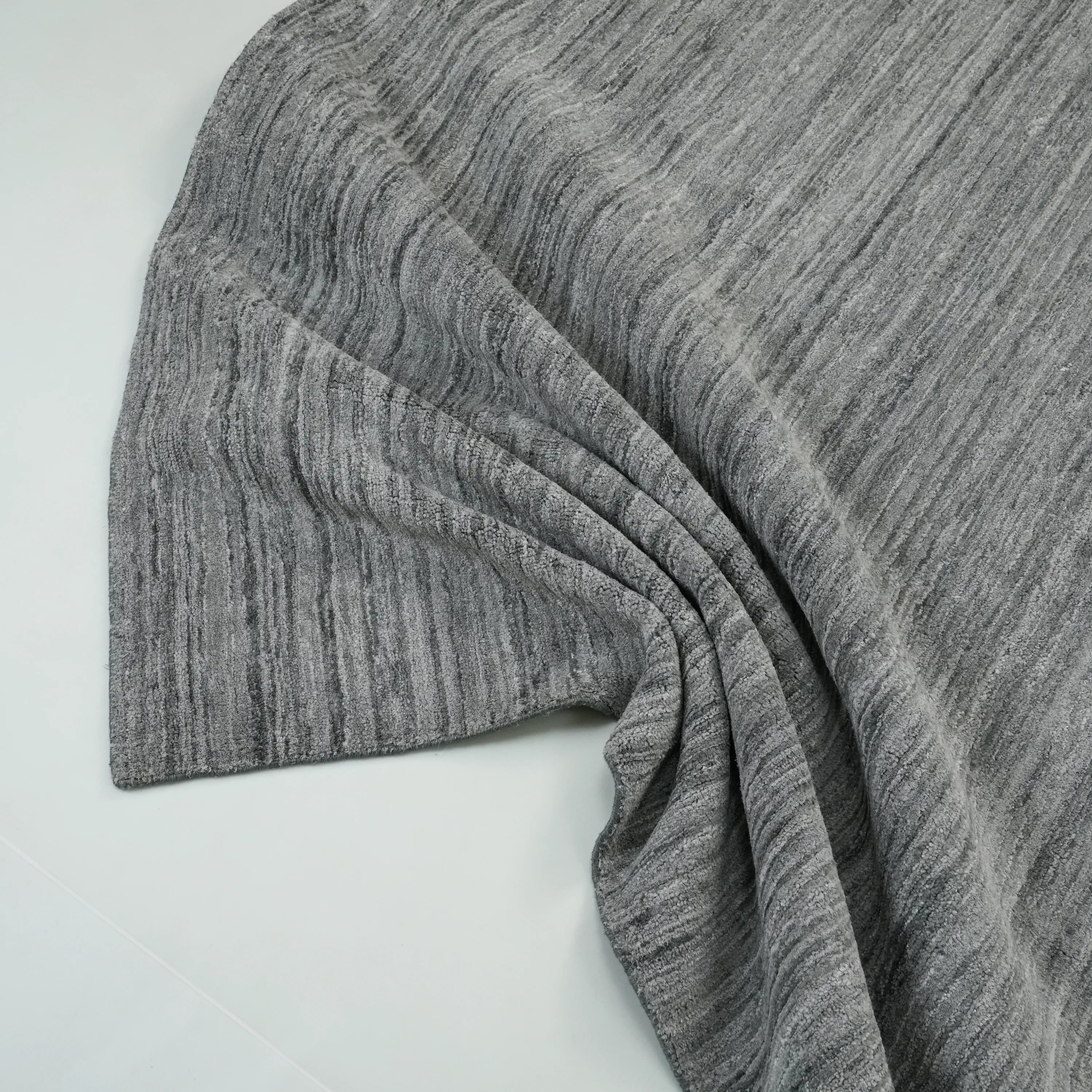 El Dokuma Sade Desenli Antrasit Viskon Halı