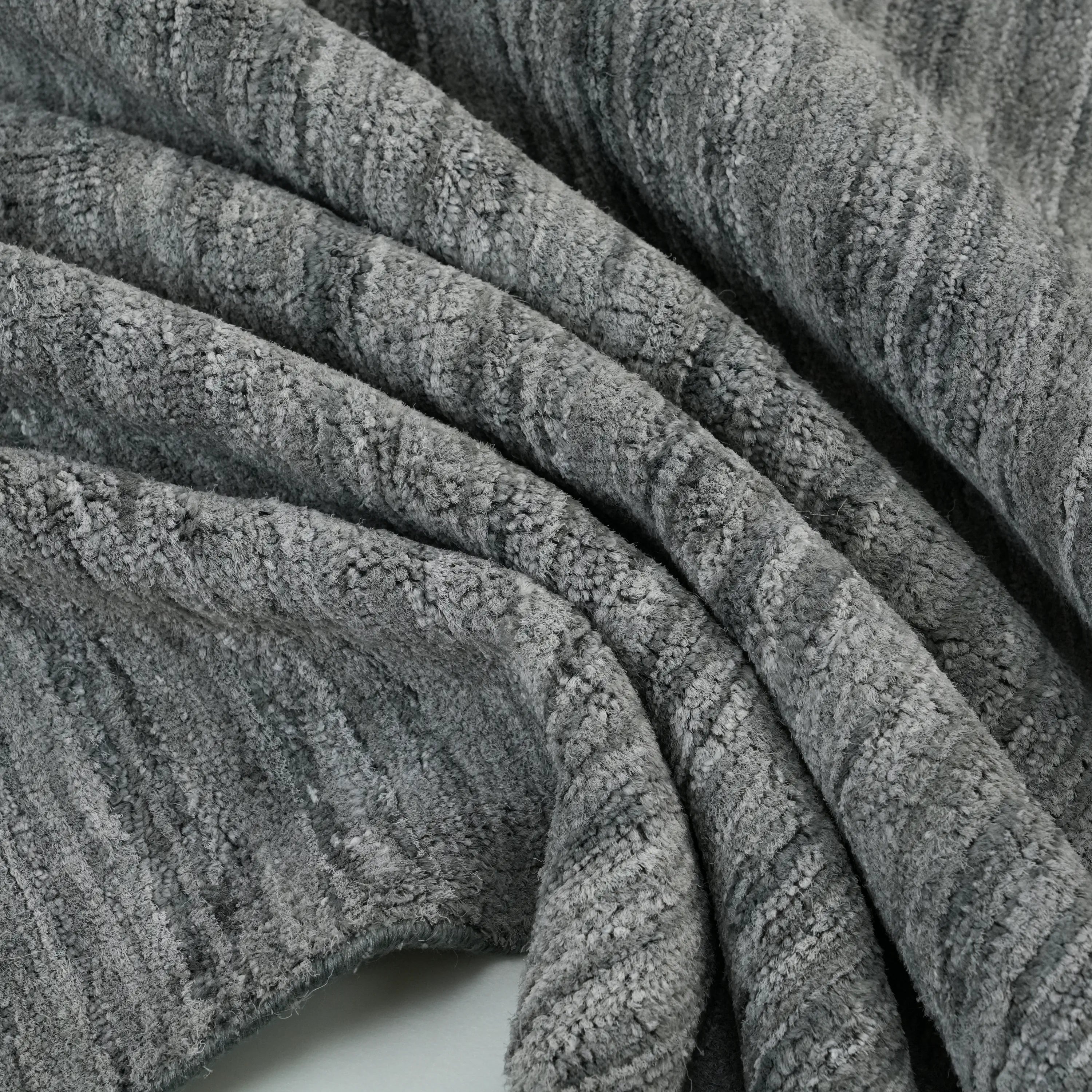 El Dokuma Sade Desenli Antrasit Viskon Halı