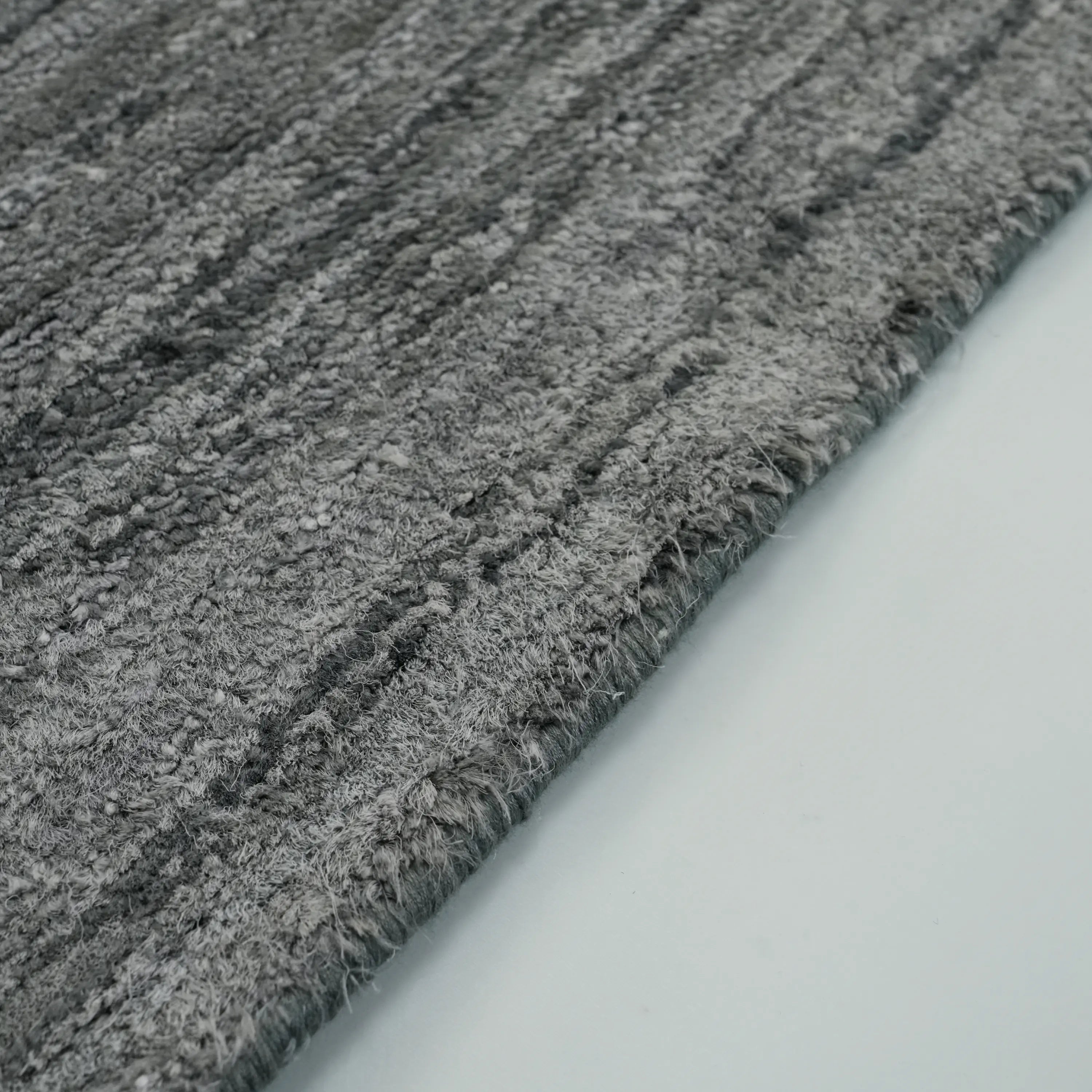 El Dokuma Sade Desenli Antrasit Viskon Halı