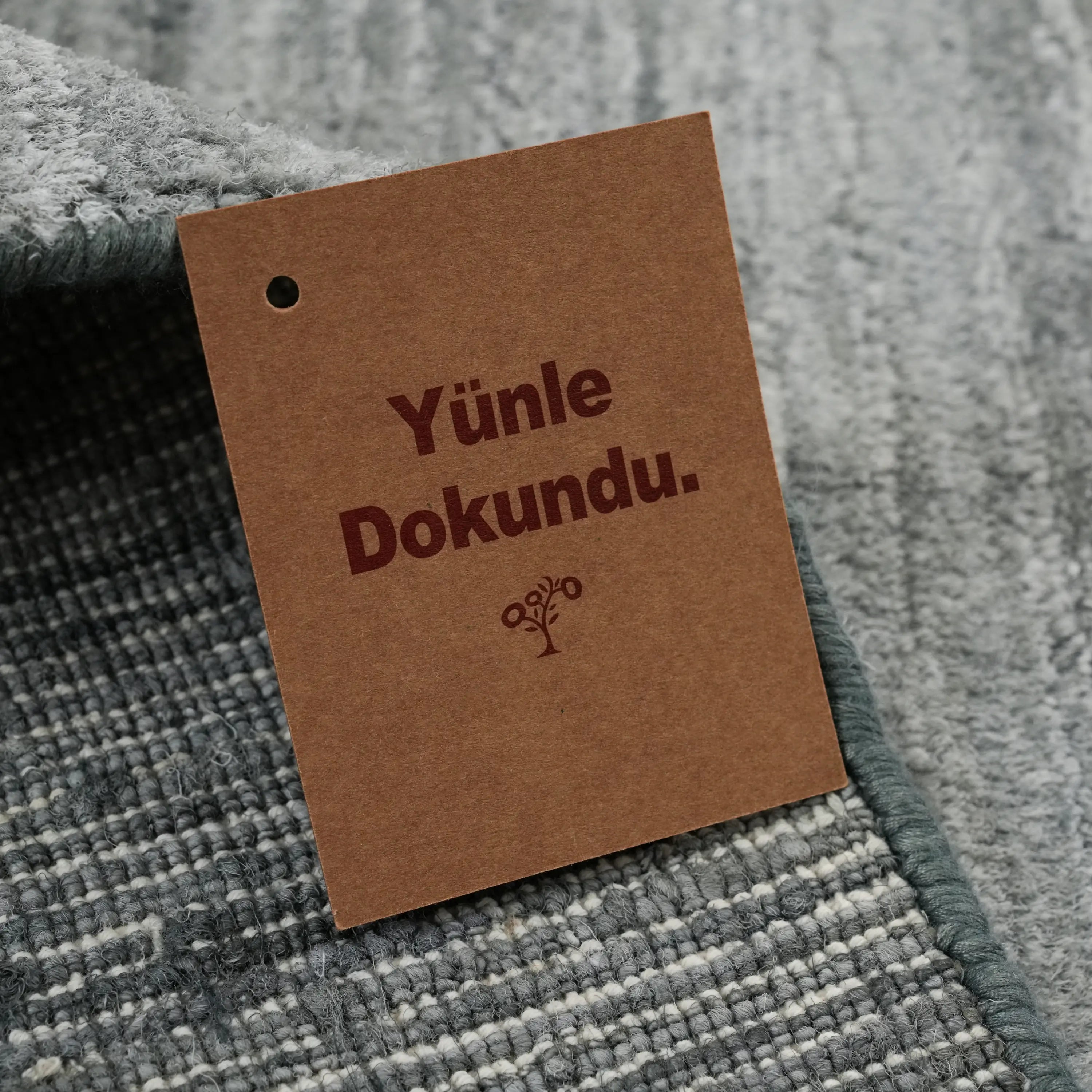 El Dokuma Sade Desenli Antrasit Viskon Halı