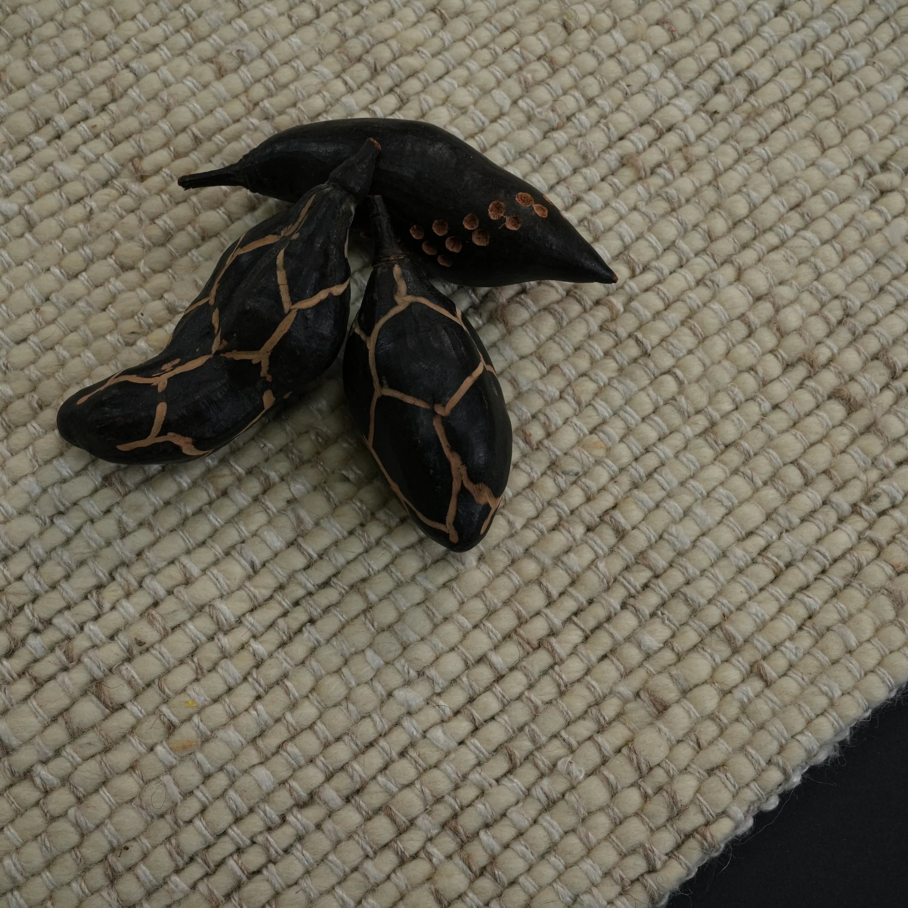 El Dokuma Sade Desenli Krem Yün Halı