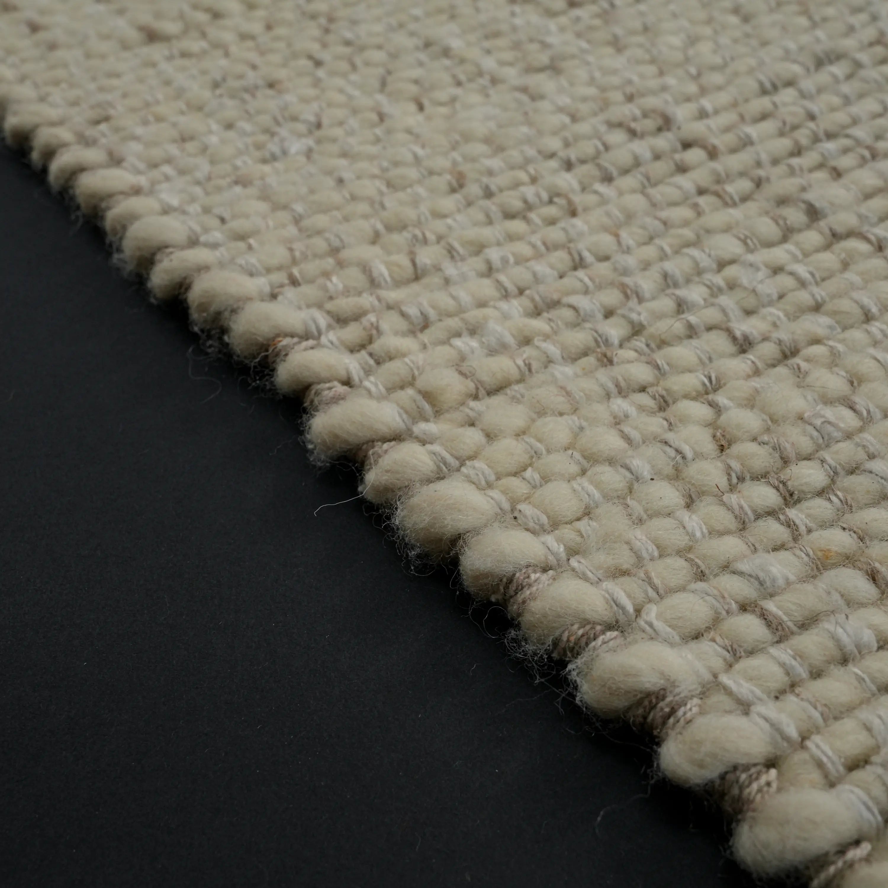 El Dokuma Sade Desenli Krem Yün Halı