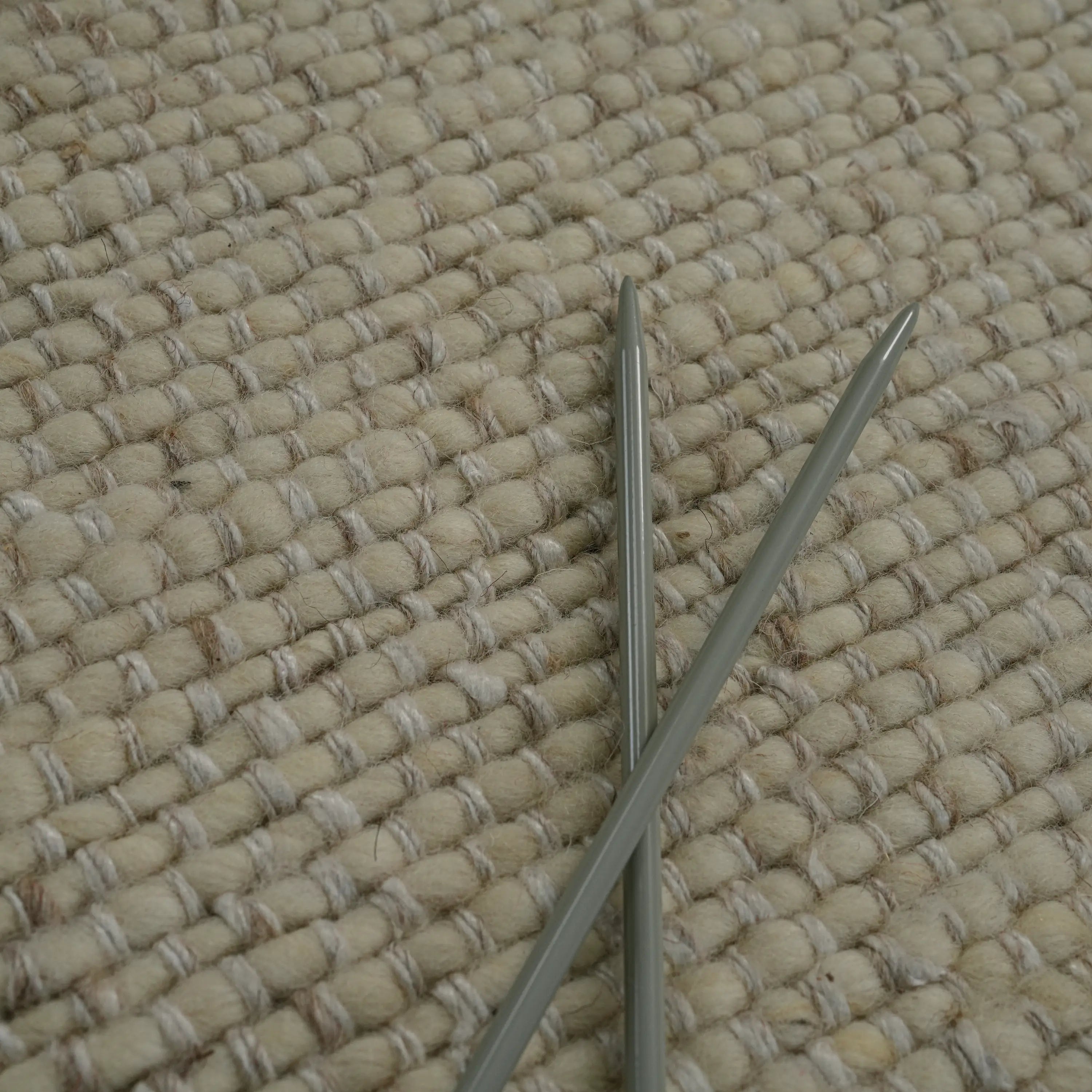 El Dokuma Sade Desenli Krem Yün Halı