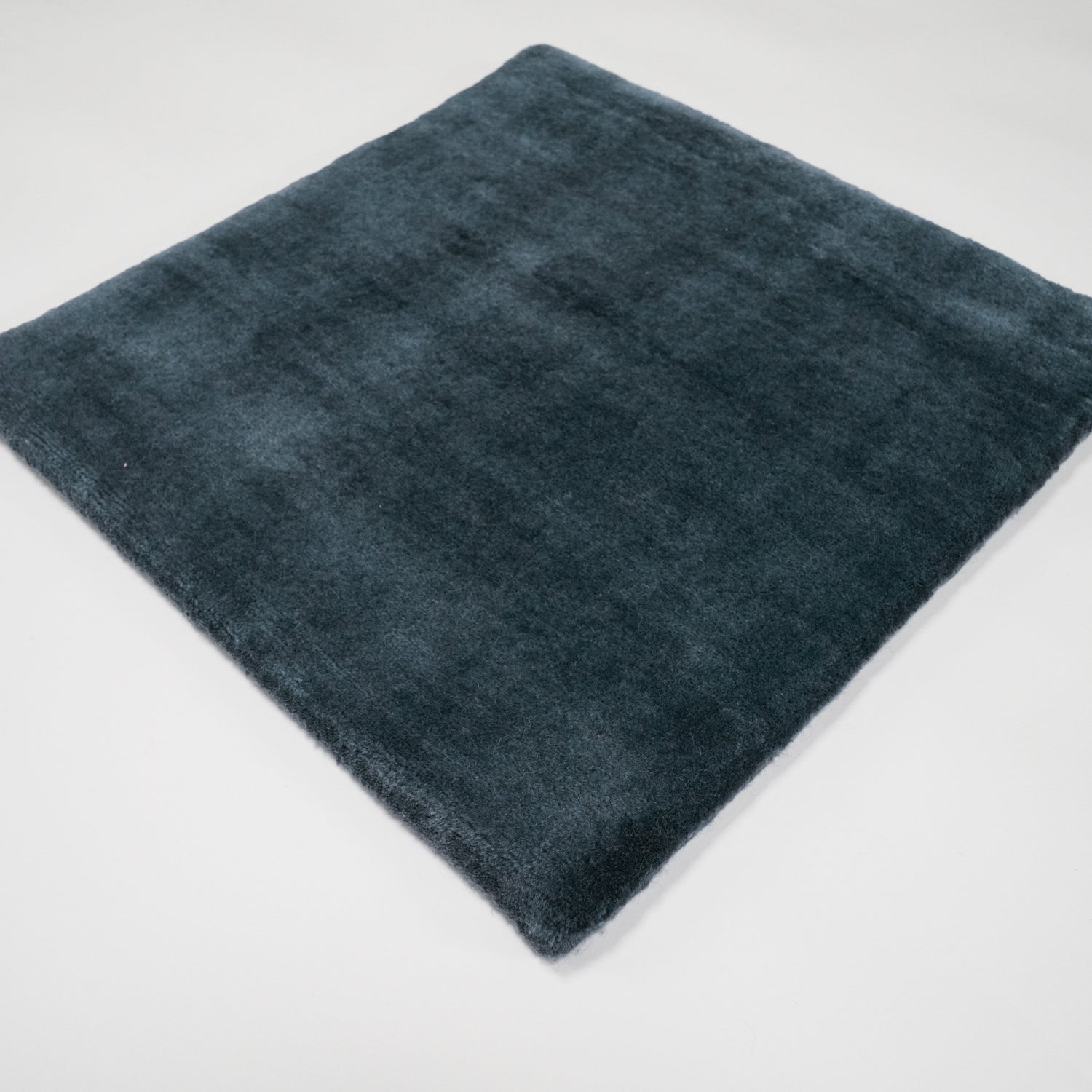 Tezgah Dokuma Sade Desenli %100 Yün Lacivert Halı, 45x45 cm — Halıcızade