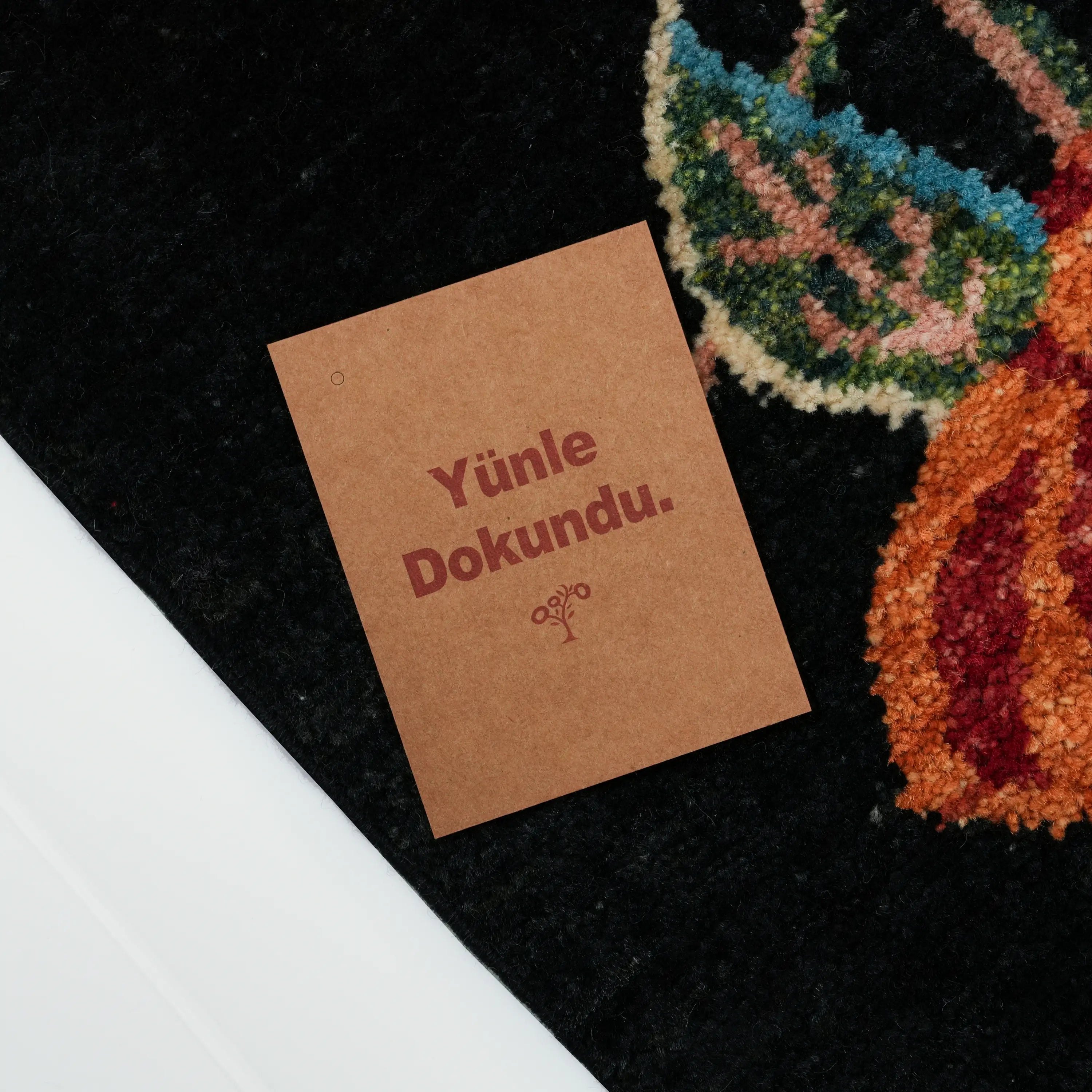 El Dokuma Siyah Karabağ Desenli Yün Siyah Halı