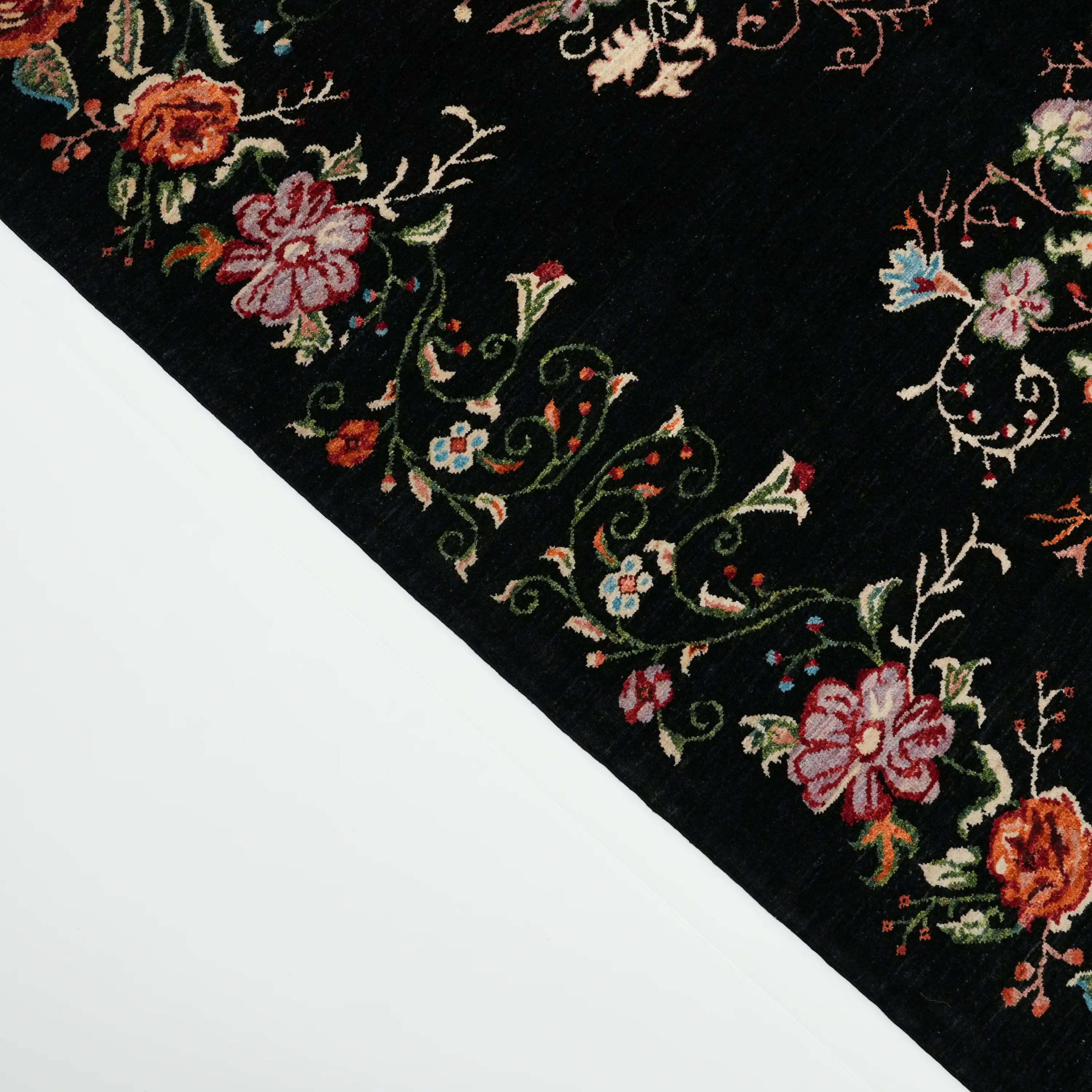 El Dokuma Siyah Karabağ Desenli Yün Siyah Halı