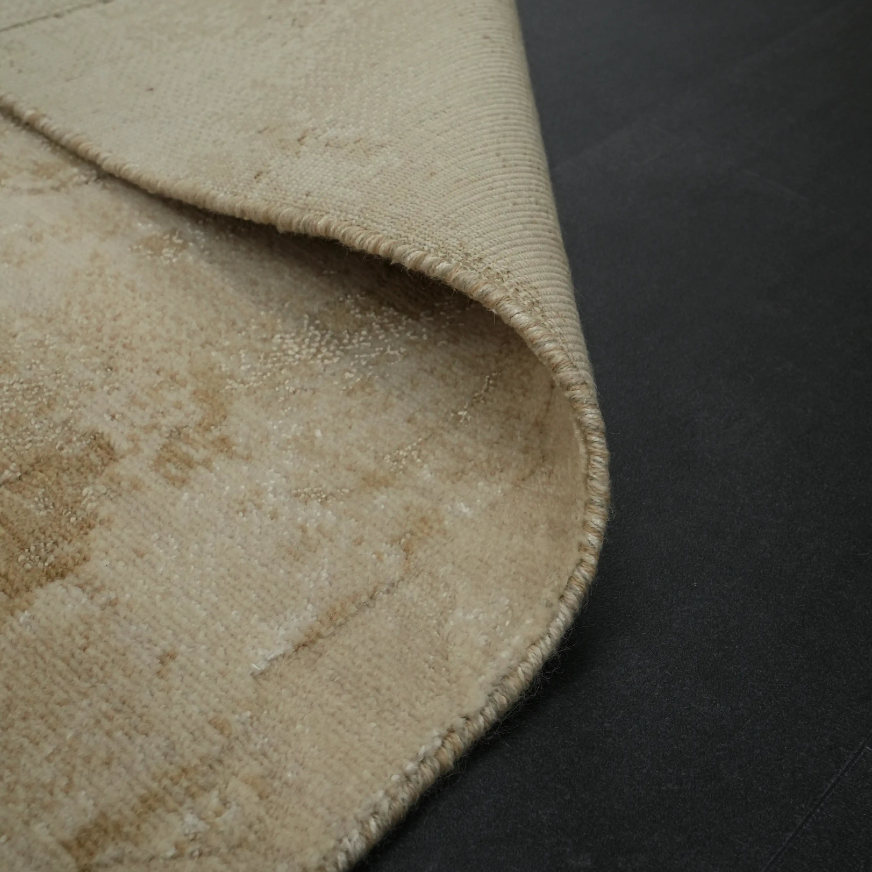 Soyut Desenli Bej Yün Tezgah Dokuma Halı