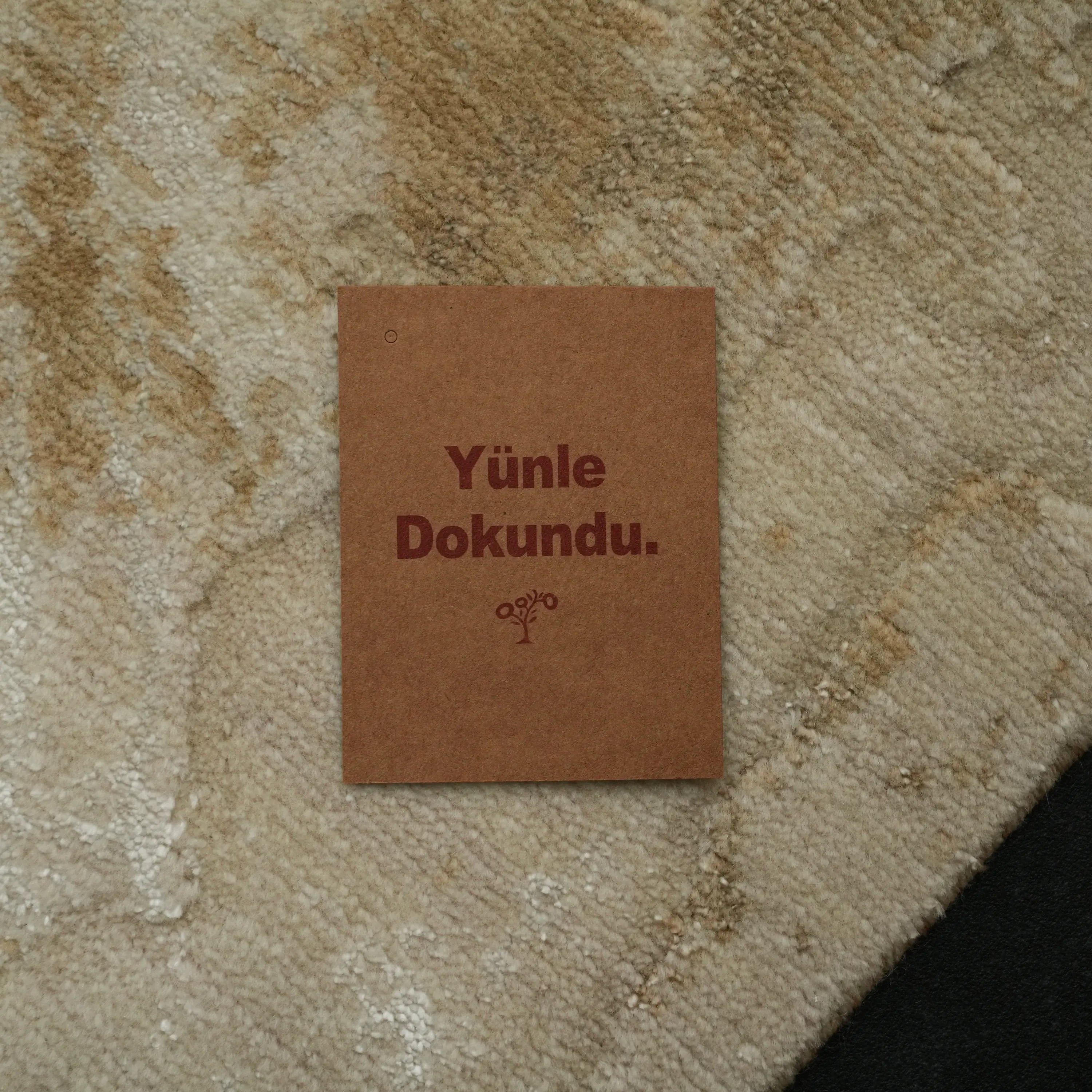 Soyut Desenli Bej Yün Tezgah Dokuma Halı