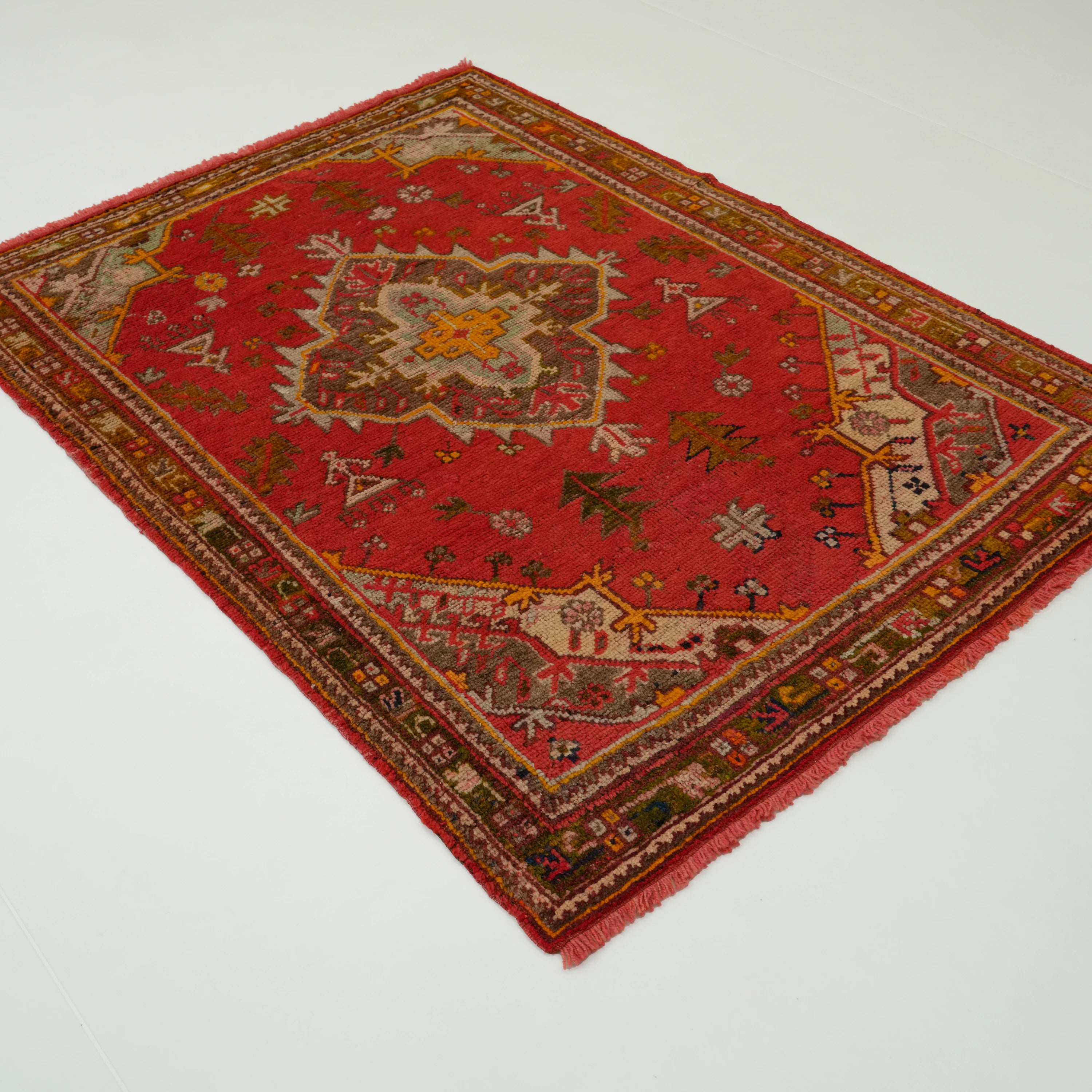 El Dokuma Uşak Desenli Kırmızı Kök Boyalı 130 Yaş Yün Halı