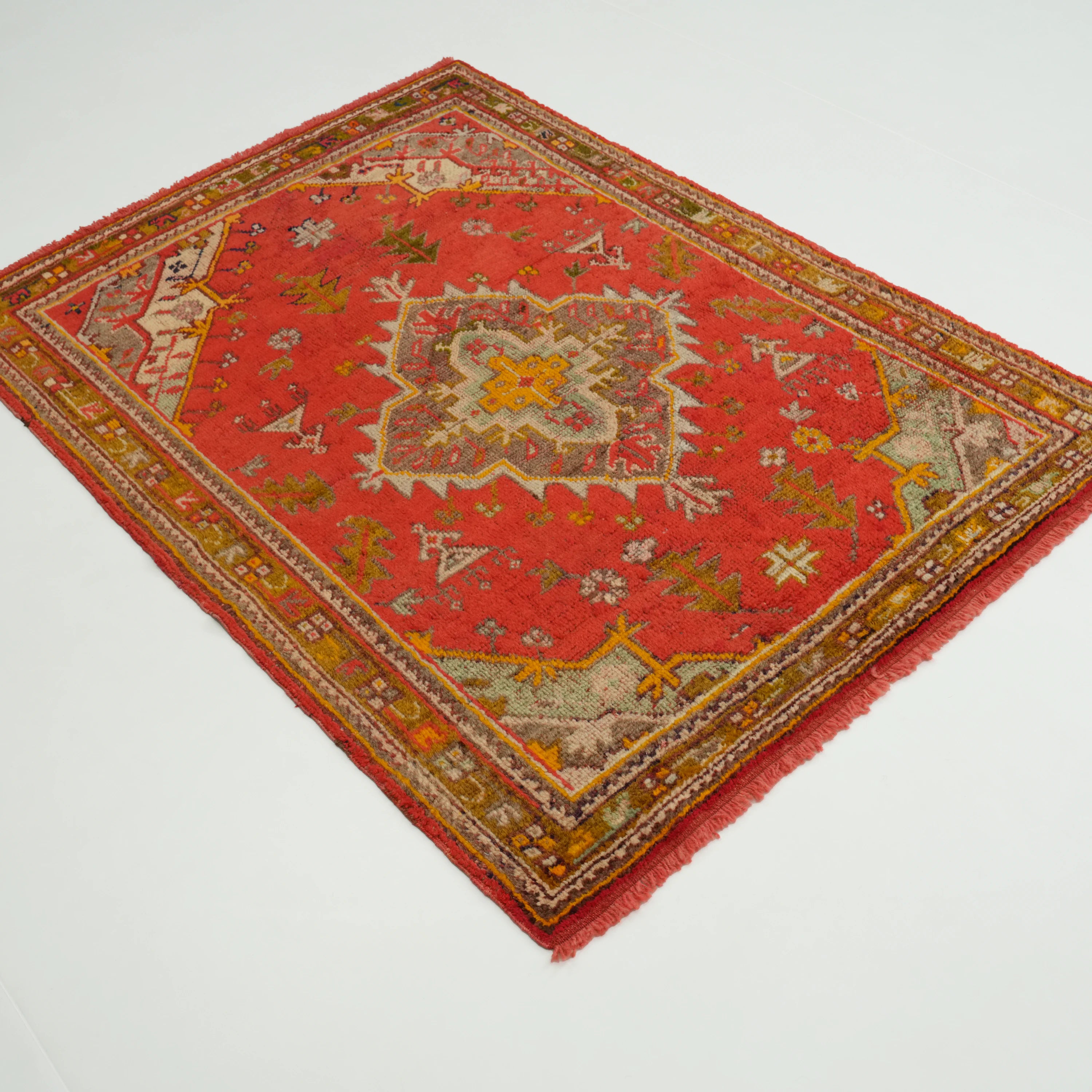 El Dokuma Uşak Desenli Kırmızı Kök Boyalı 130 Yaş Yün Halı