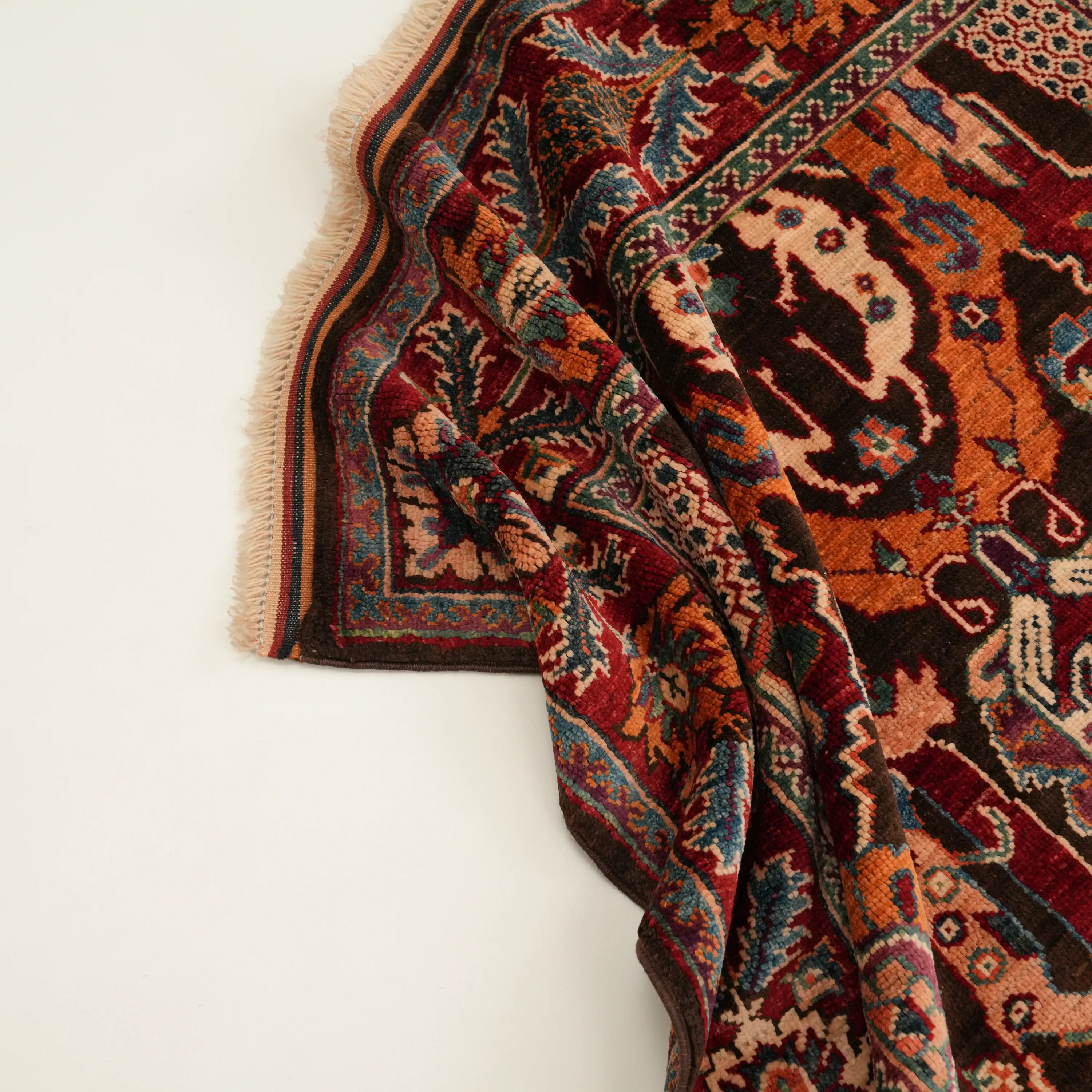 El Dokuma Uşak Desenli Rengarenk Yün Halı