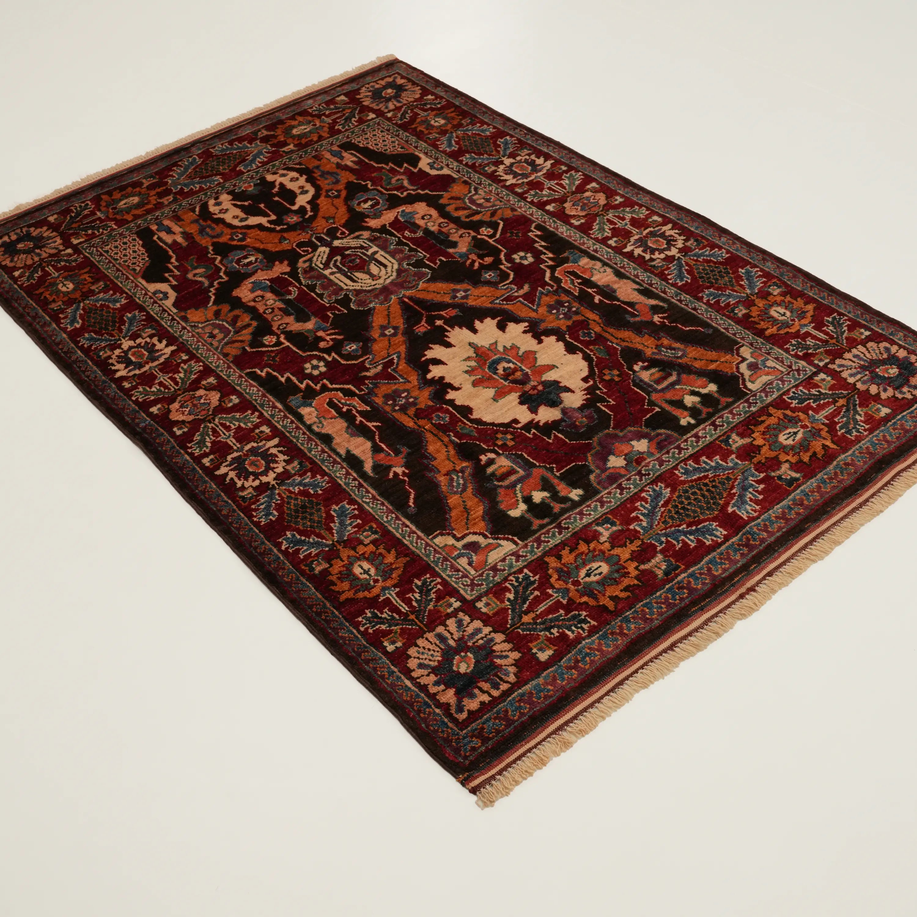 El Dokuma Uşak Desenli Rengarenk Yün Halı