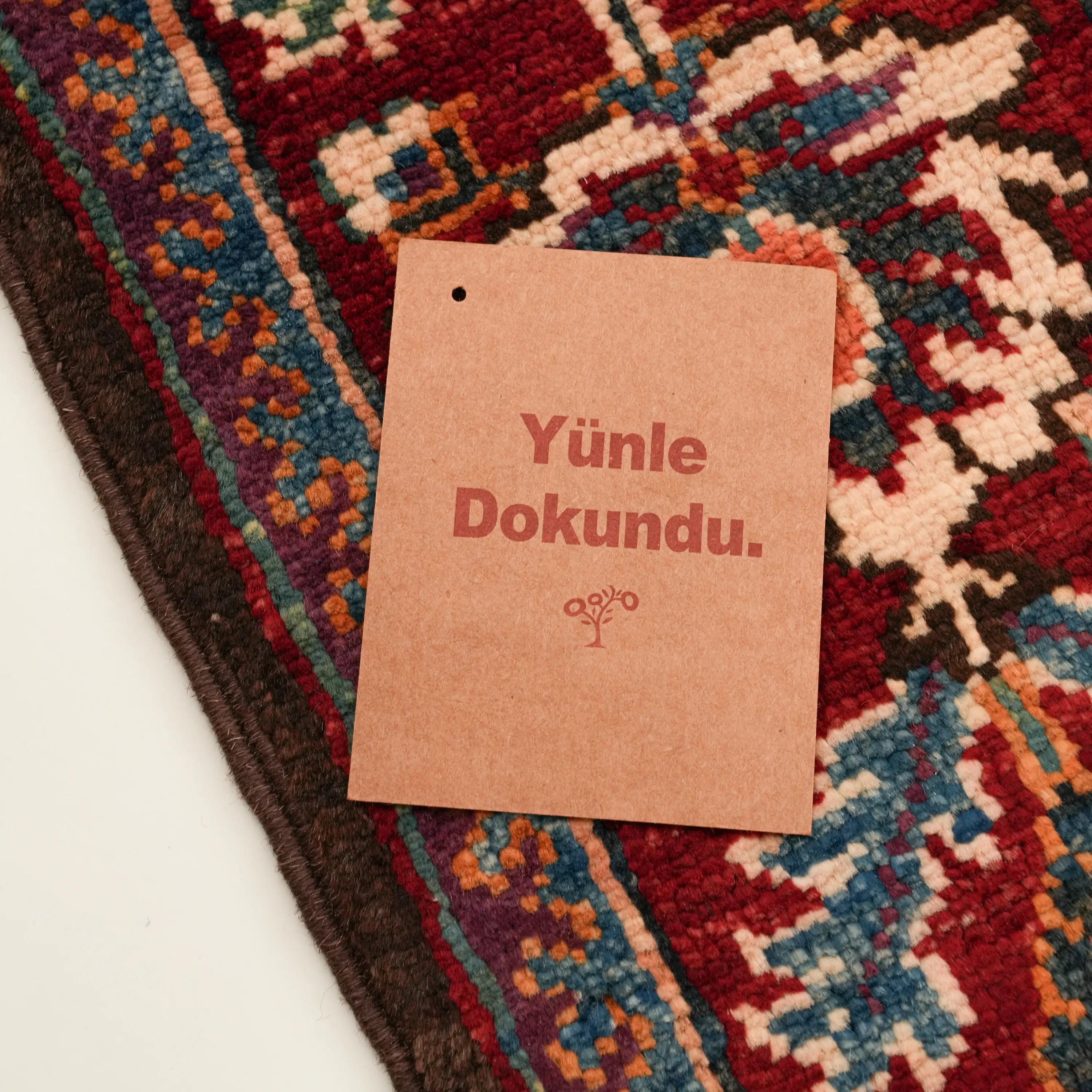 El Dokuma Uşak Desenli Rengarenk Yün Halı