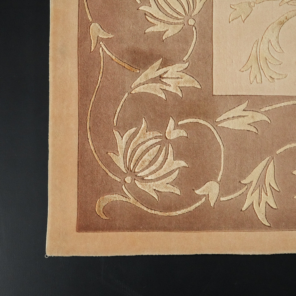 El Dokuma Vizon Çerçeve Desenli Yün Klasik Halı — çiçek desenli