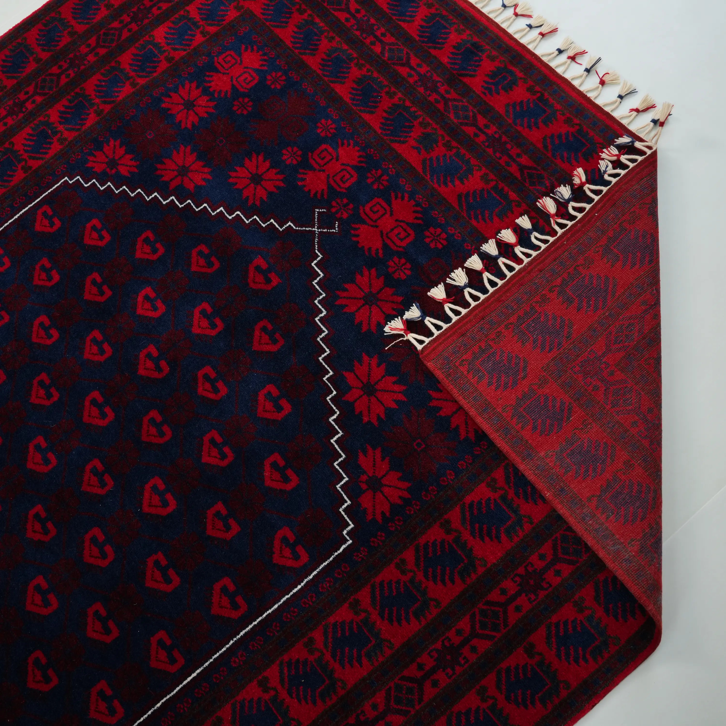 El Dokuma Yağcıbedir Desenli Lacivert Yün Halı