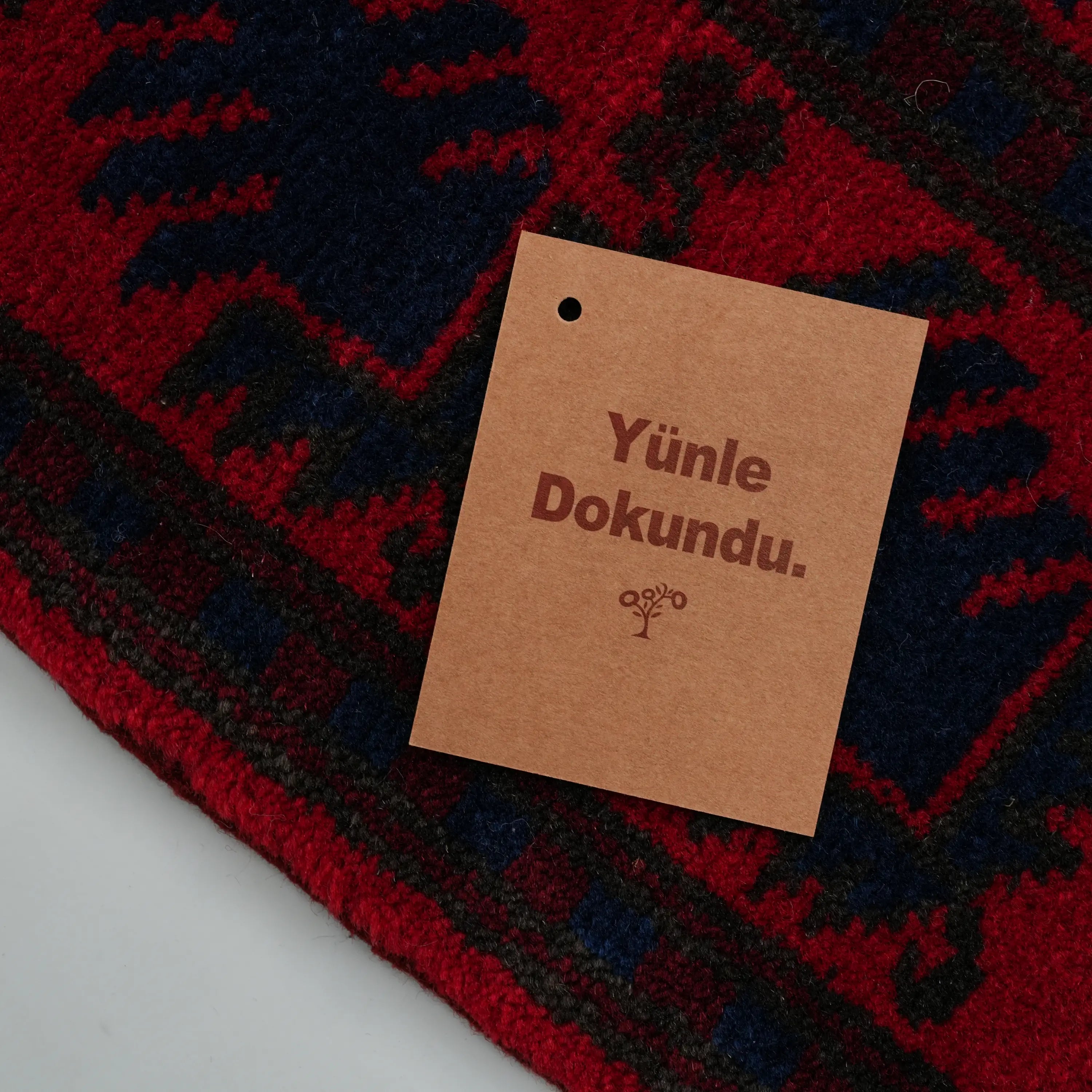 El Dokuma Yağcıbedir Desenli Lacivert Yün Halı