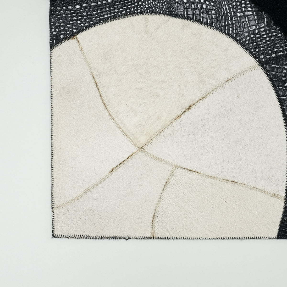Geometrik Desenli Deri Siyah Halı