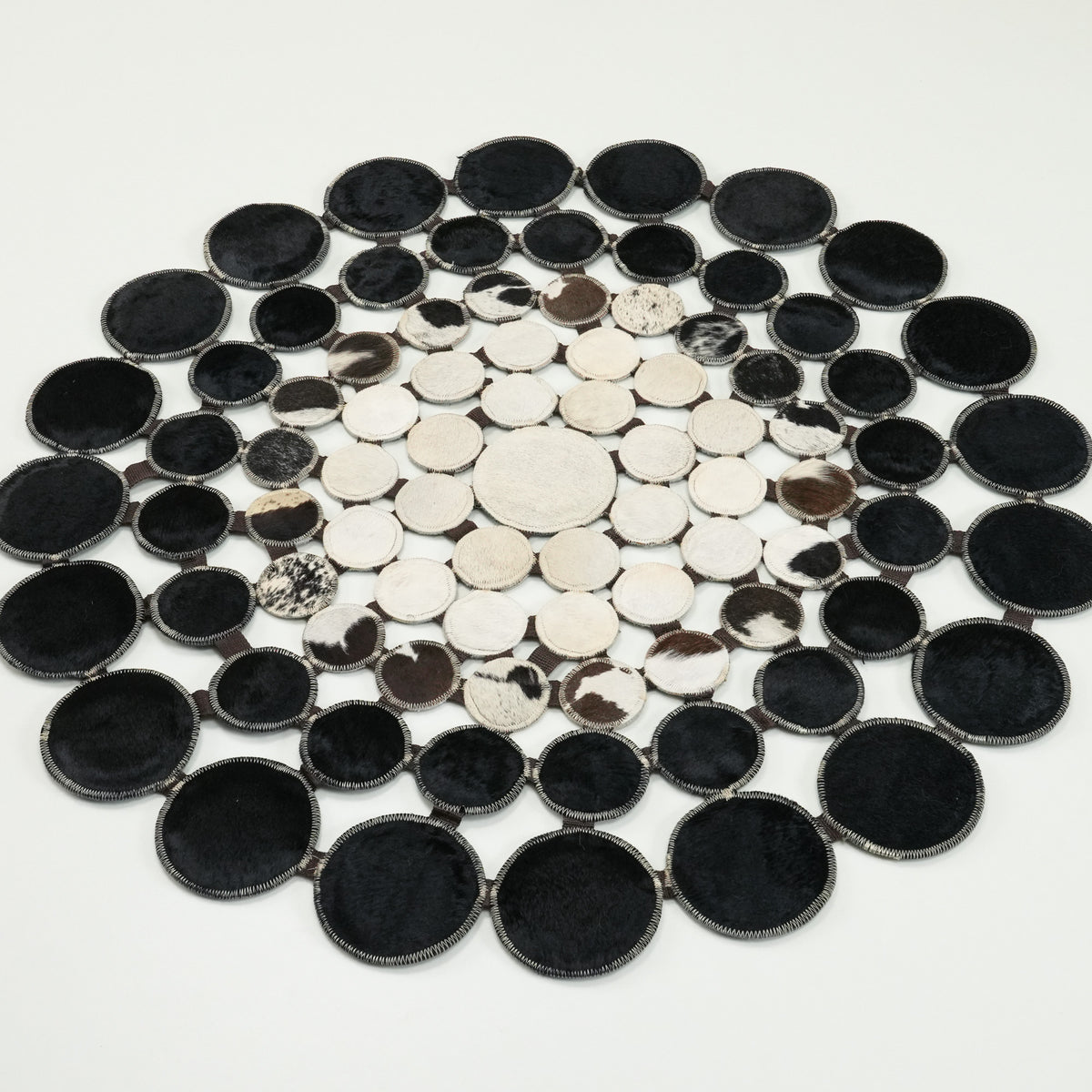 Geometrik Desenli Siyah - Beyaz Deri Halı, 100x100 cm — Halıcızade