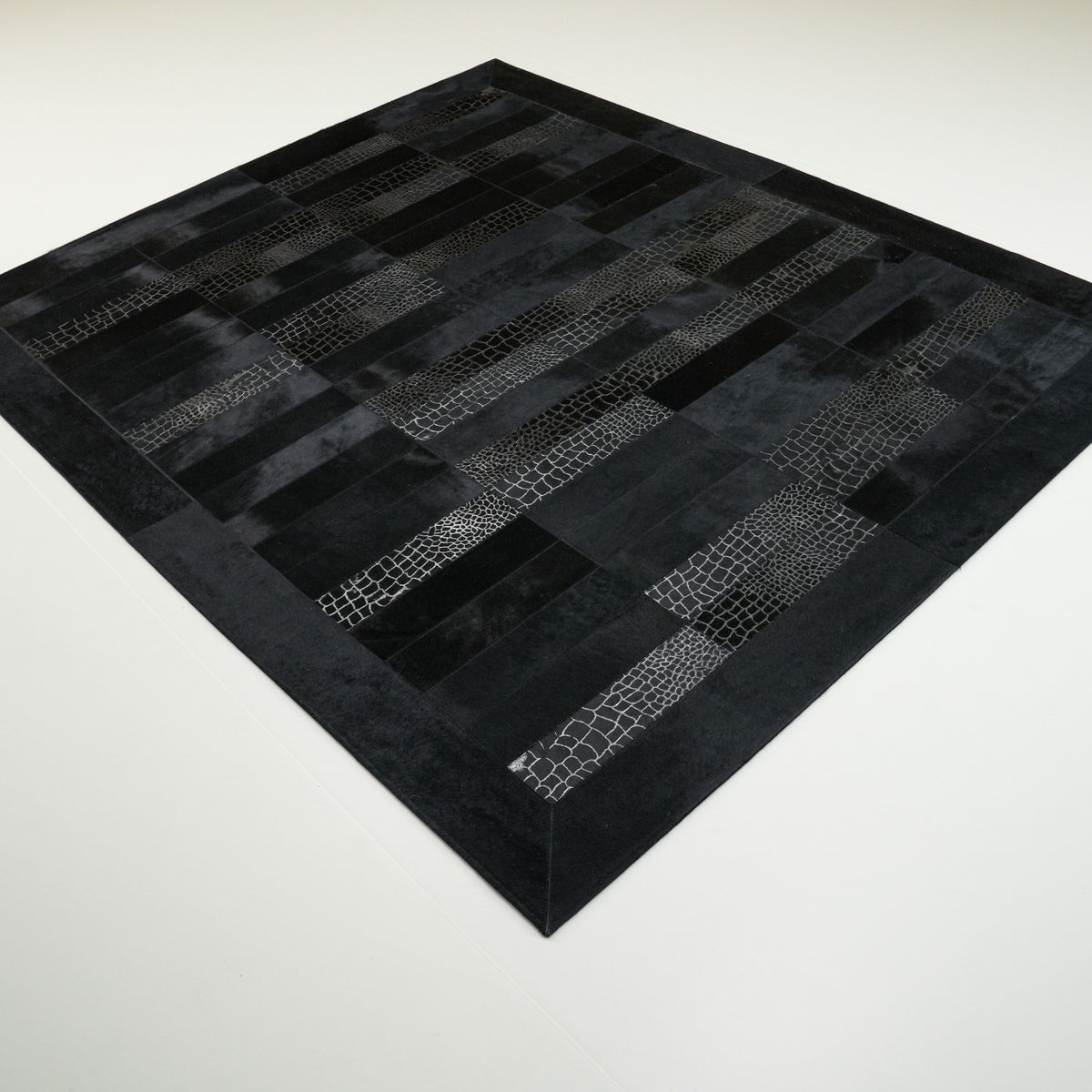 Geometrik Desenli Siyah Deri Halı, 190x230 cm — Halıcızade