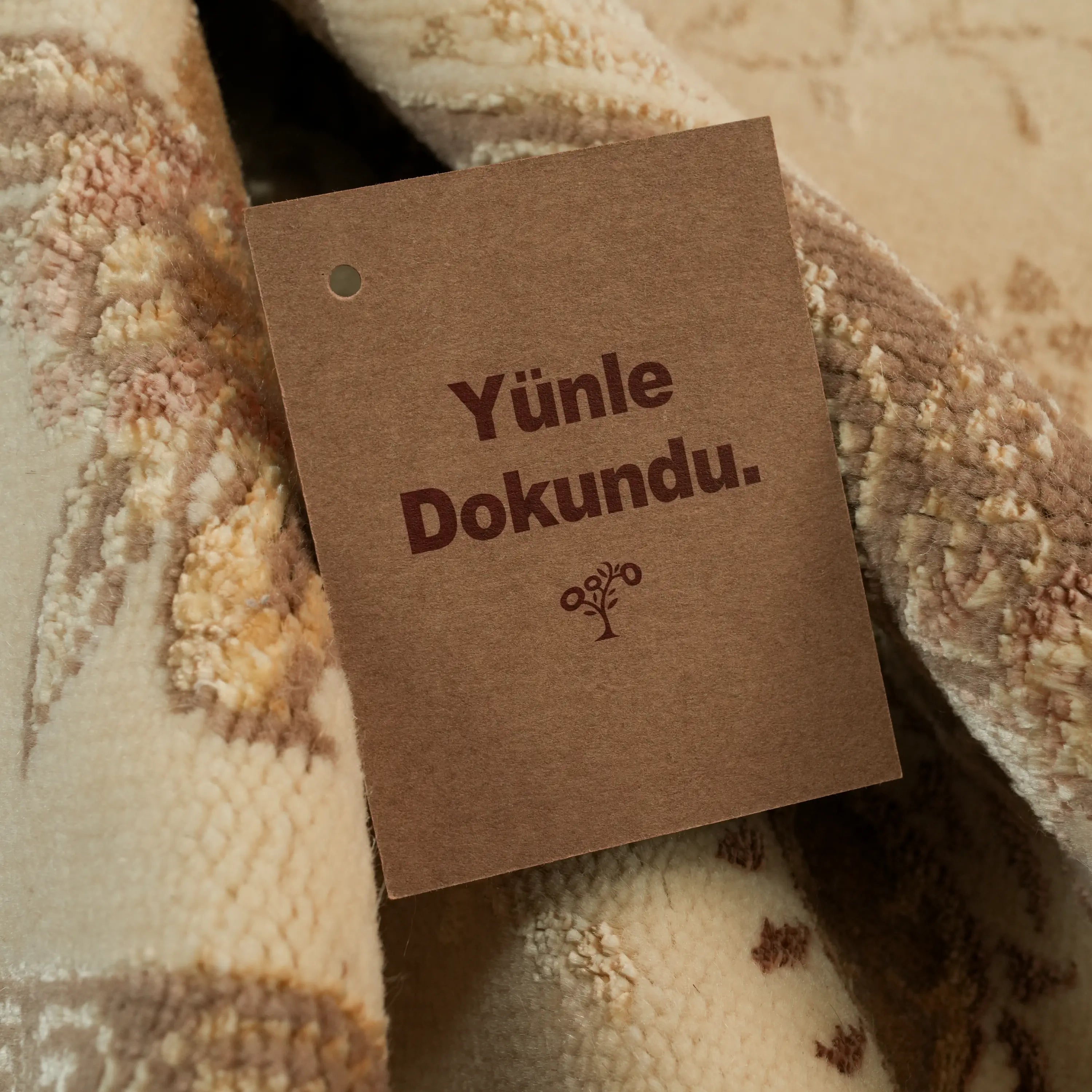 Hanzâde Serisi El Dokuma Çerçeve Desenli Krem İpekli Halı