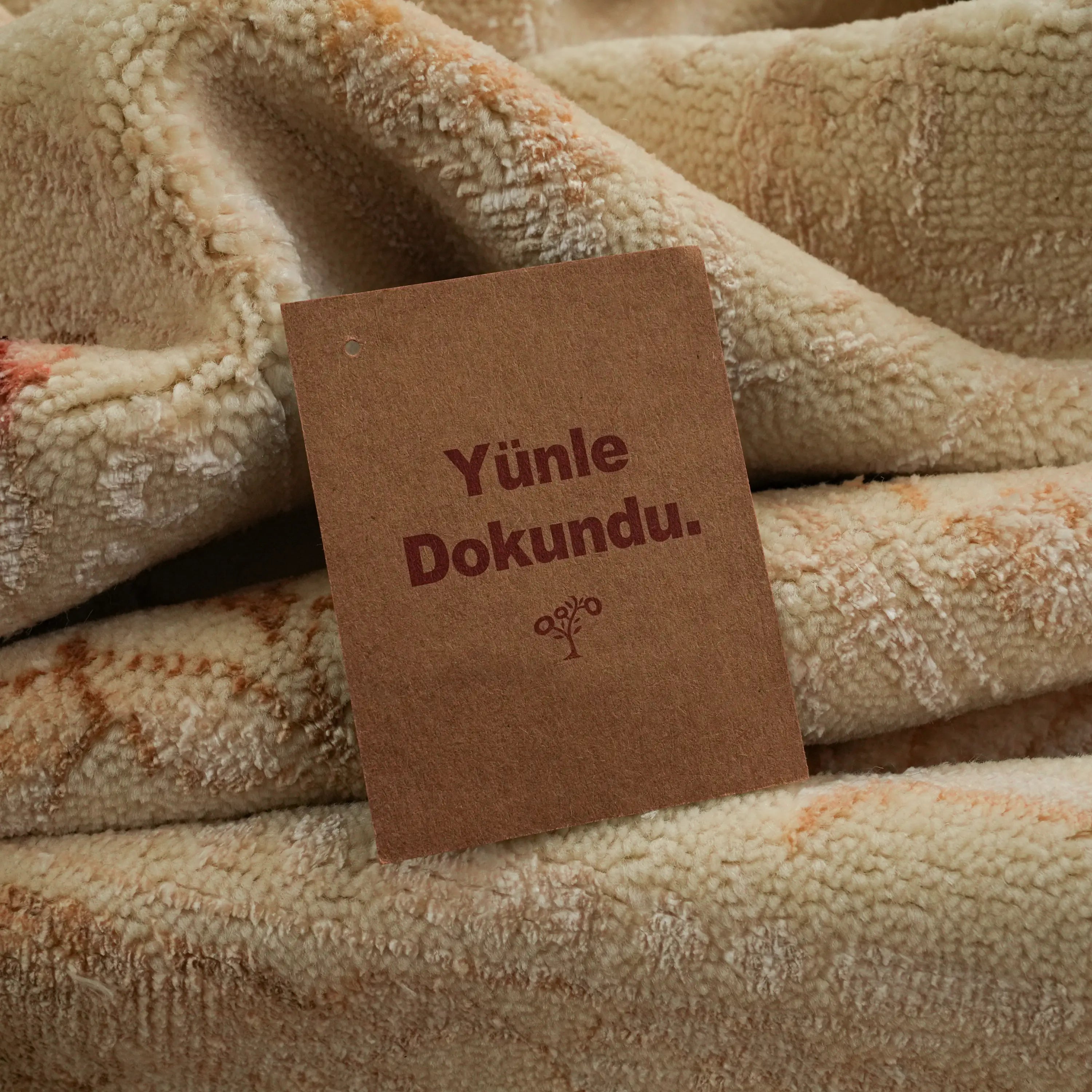 Hanzâde Serisi El Dokuma Çerçeve Desenli Krem Yün Halı