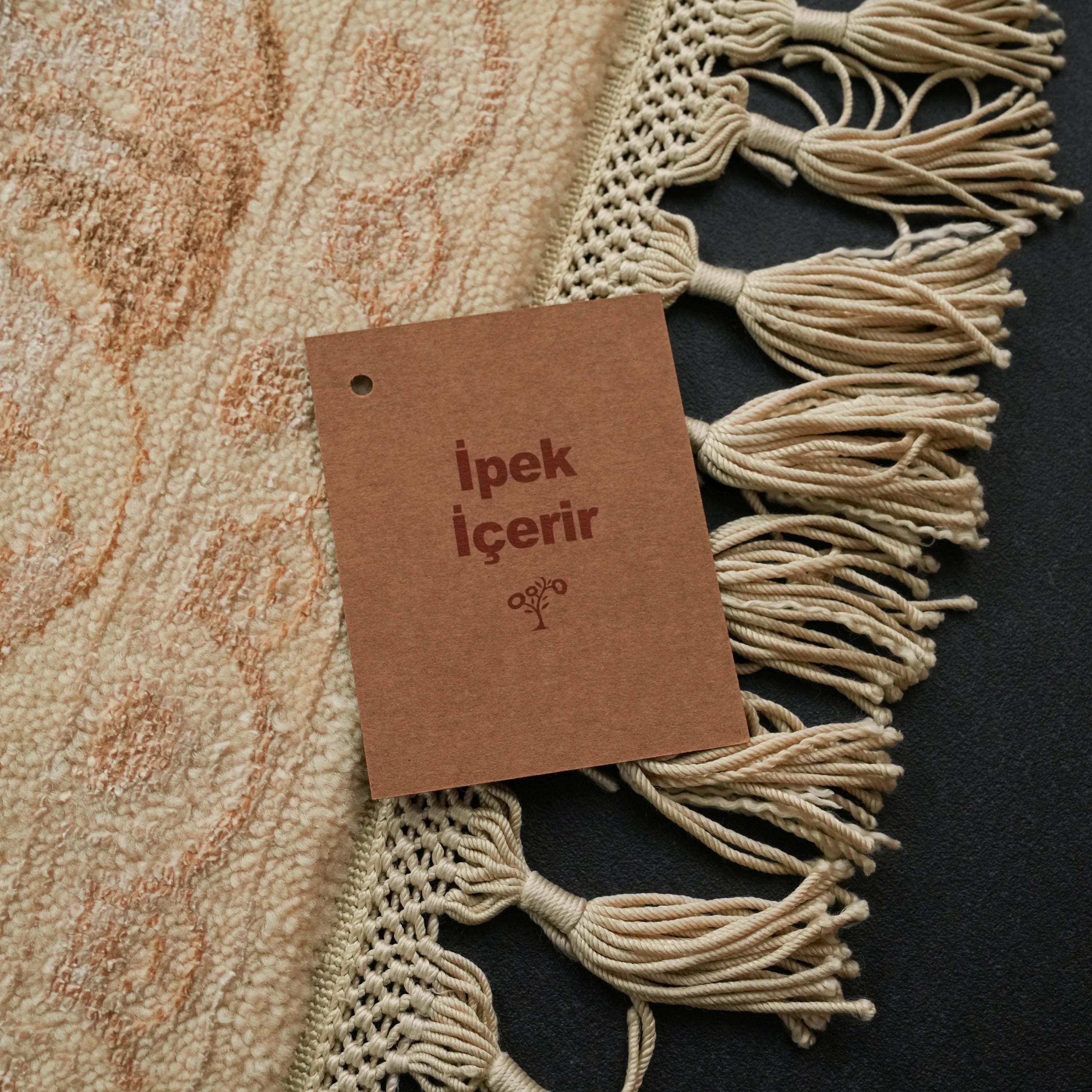 Hanzâde Serisi El Dokuma Çerçeve Desenli Krem Yün Halı