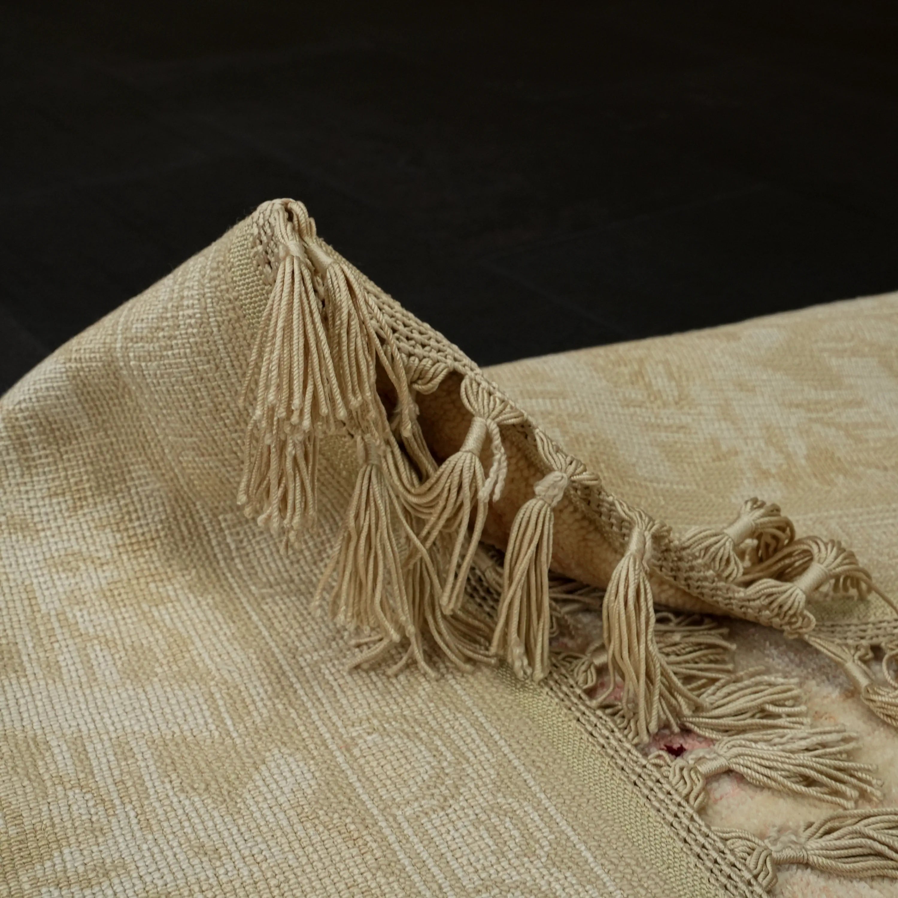 Hanzâde Serisi El Dokuma Çerçeve Desenli Krem Yün Halı