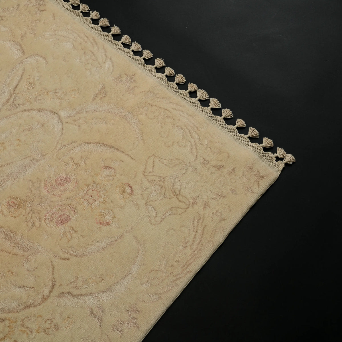 Hanzâde Serisi El Dokuma Çiçek Desenli Krem İpekli Halı — klasik desen