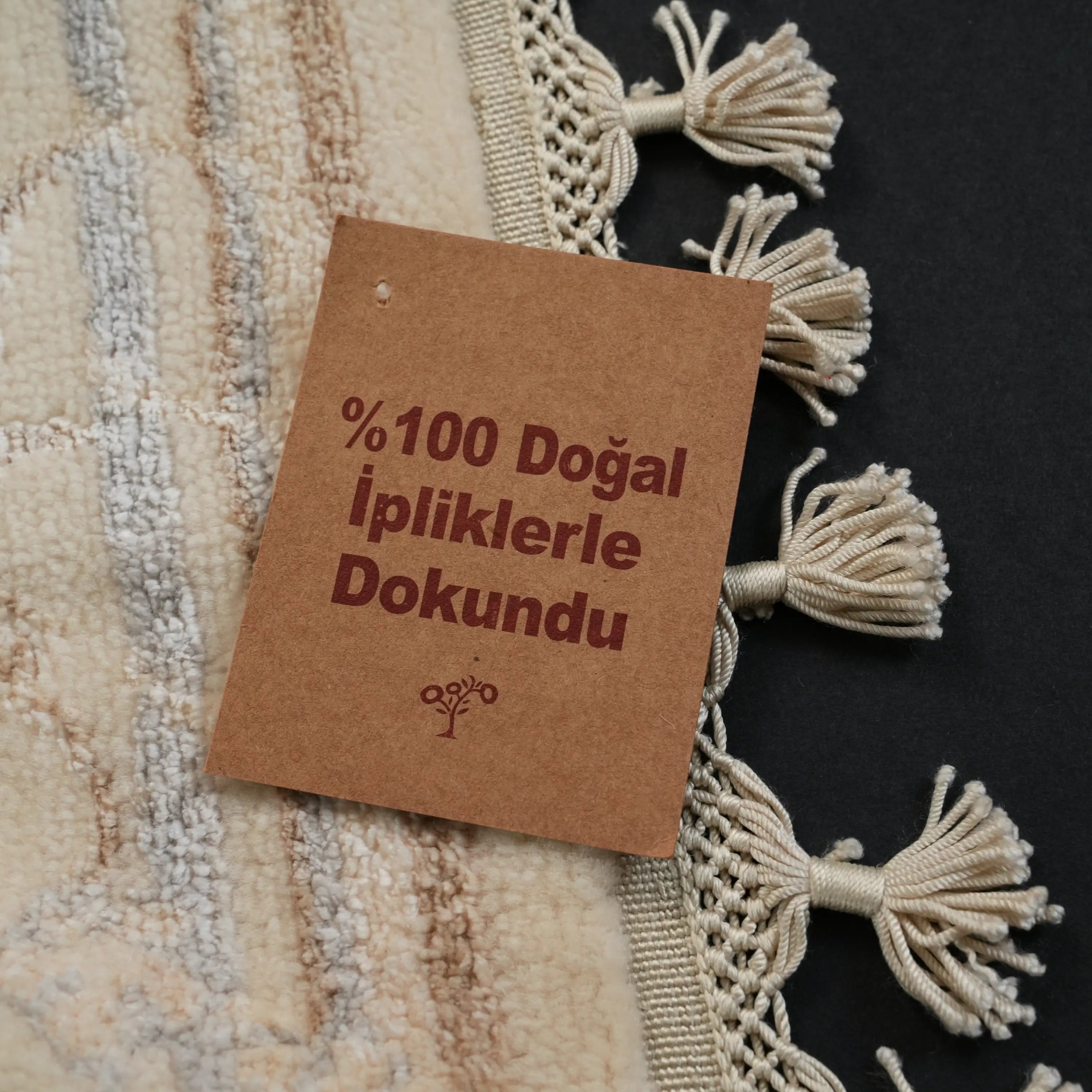 Hanzâde Series Handwoven Flower Pattern Cream Wool Rug