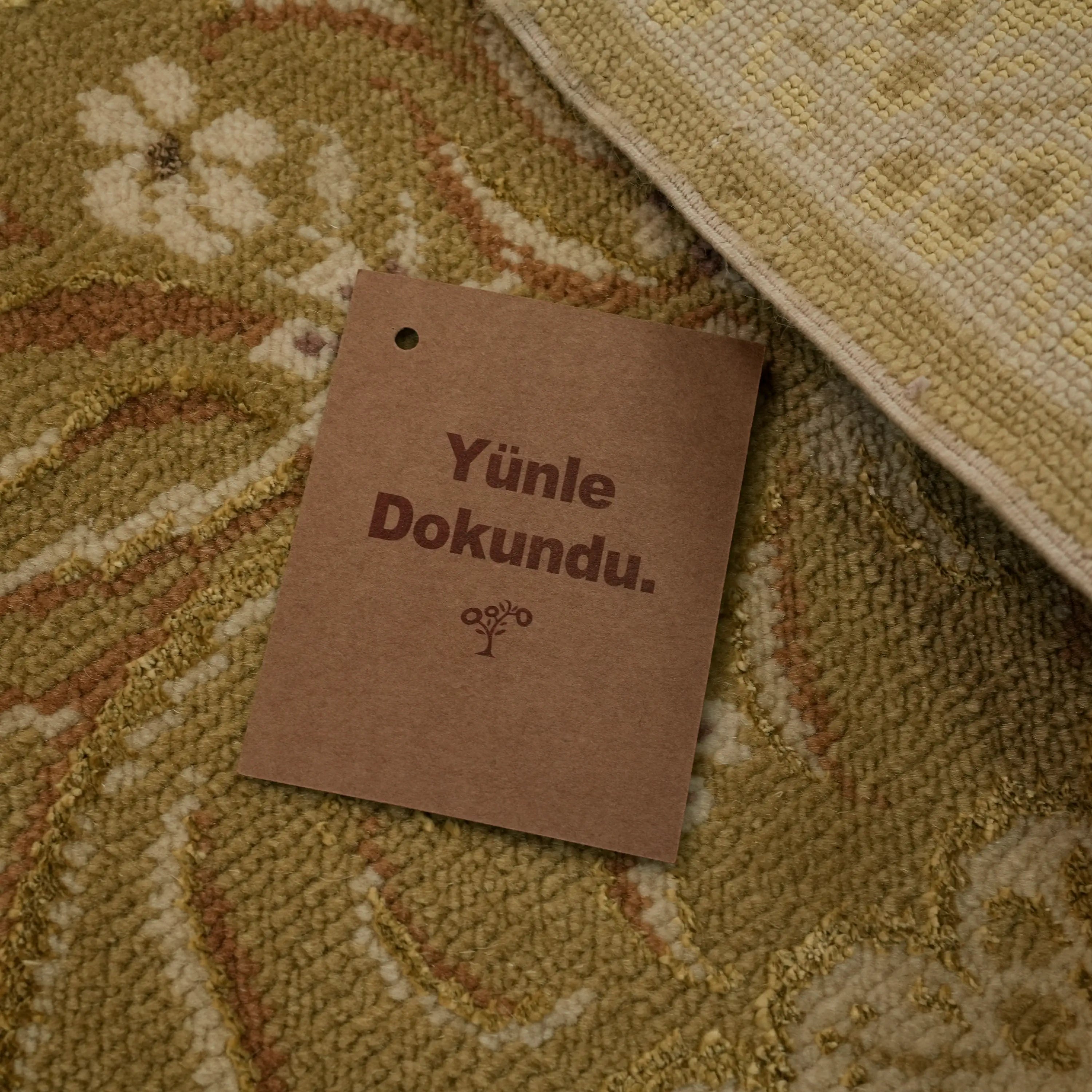 Harem Serisi El Dokuma İpekli Uşak Desenli Bej Halı