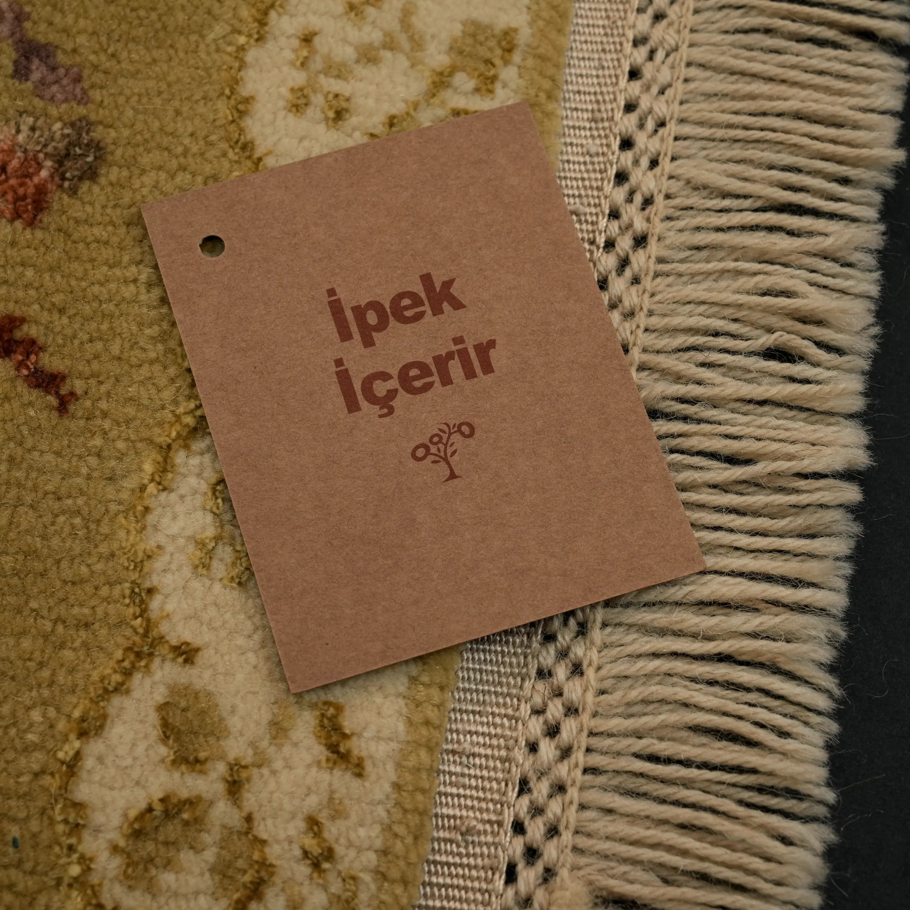 Harem Serisi El Dokuma İpekli Uşak Desenli Bej Halı